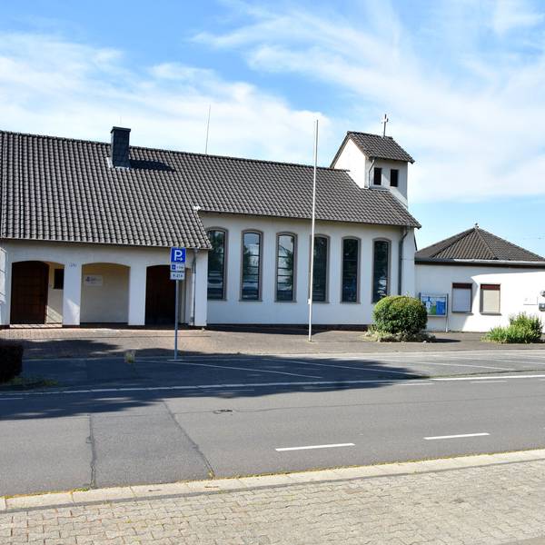 Das Foto zeigt eine Kirche.