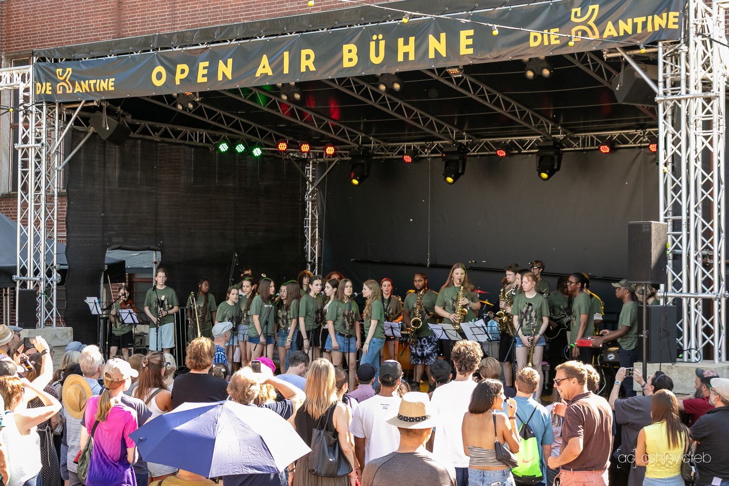 Eine Band auf einer Open-Air-Bühne in der Kölner „Kantine“.