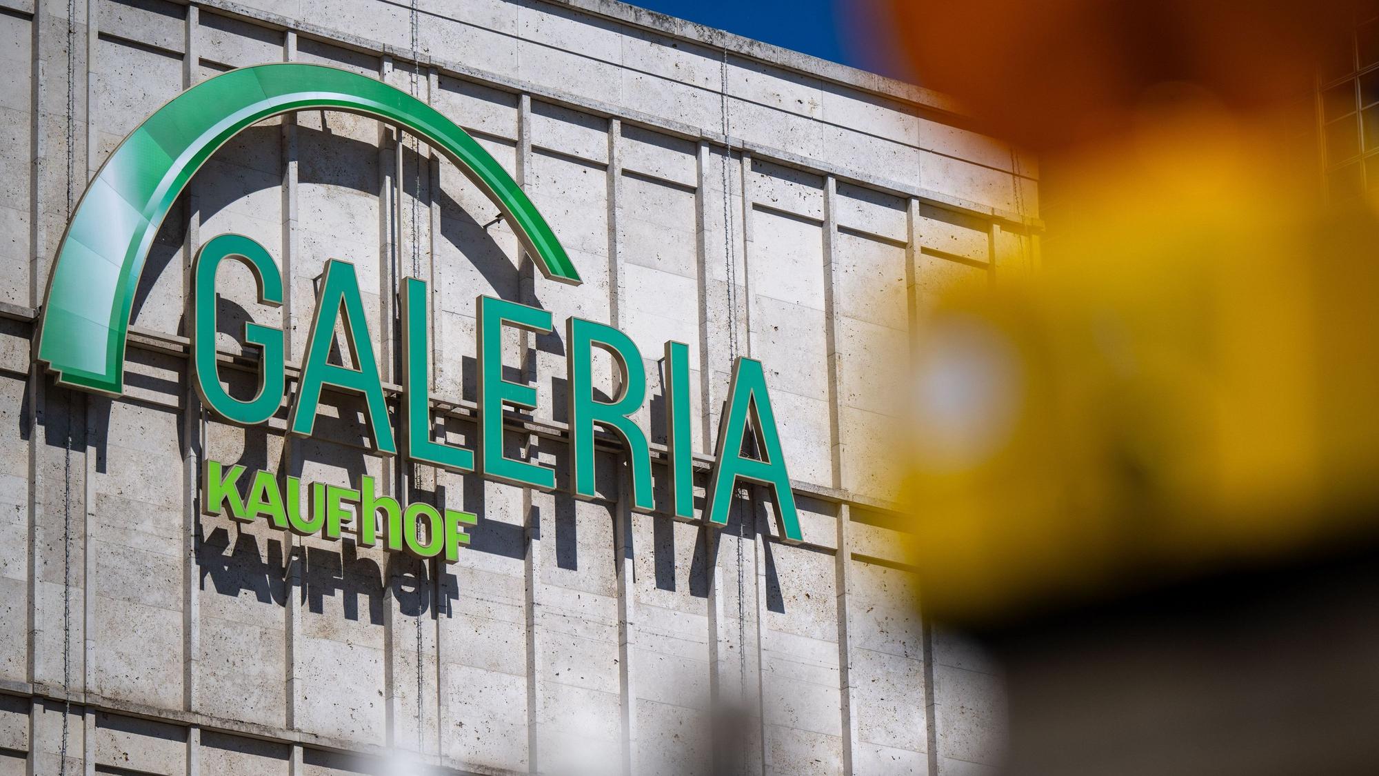 Blick auf das Logo der Galeria Kaufhof am Kaufhaus am Alexanderplatz.