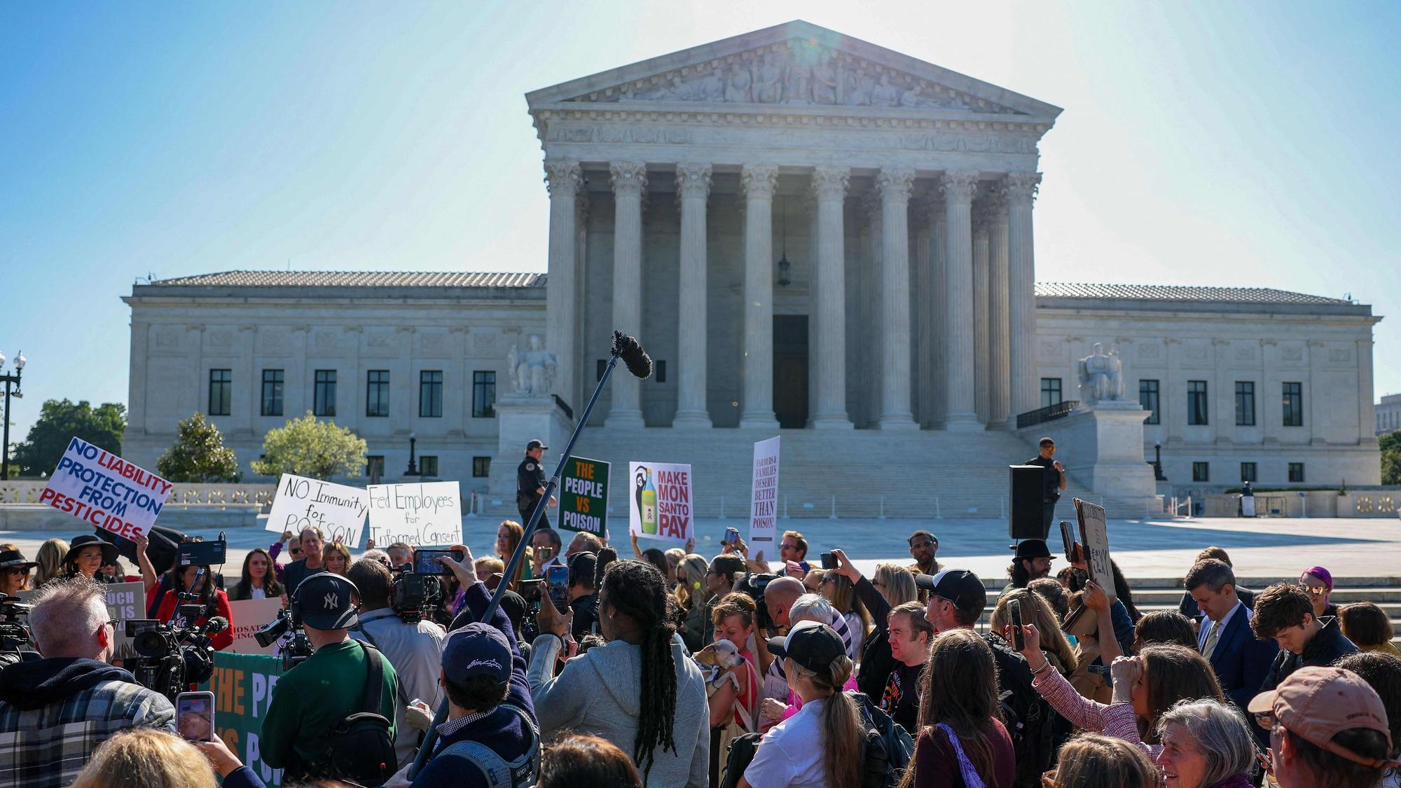 Glyphosat-Kritiker protestieren während der Anhörung im April vor dem obersten US-Gerichtshof in Washington.