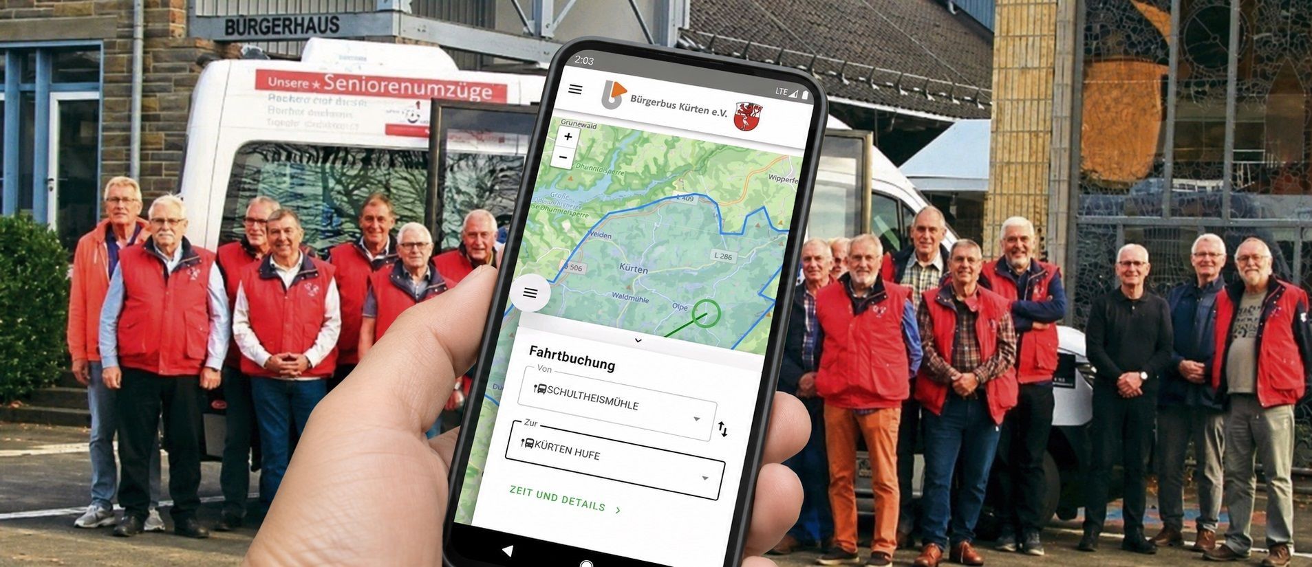 Der Bürgerbus Kürten kommt ab 1. Juli 2026 auch per App, das Foto zeigt die Bürgerbusfahrer und die Bürgerbus-App