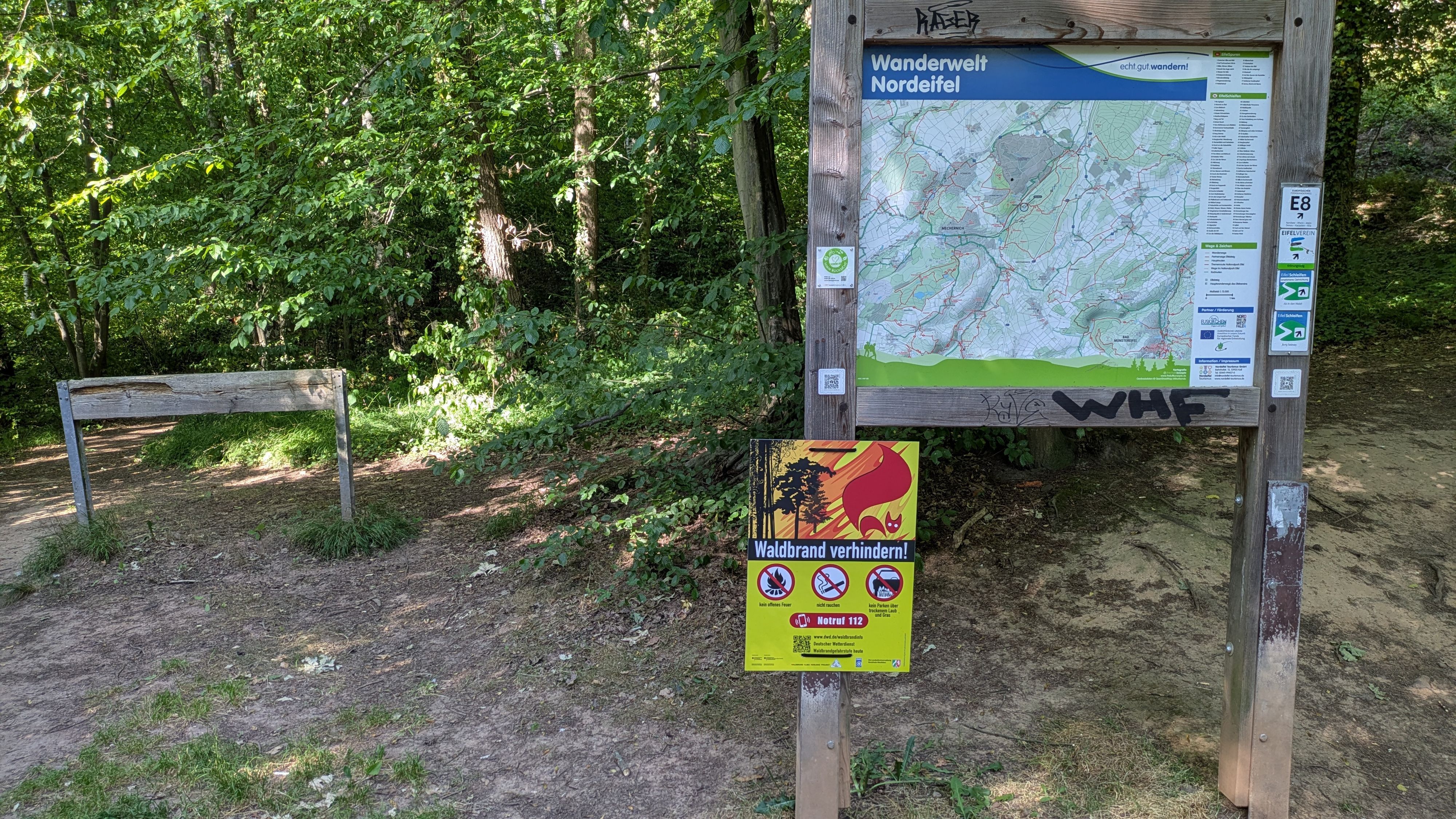 Das Bild zeigt eine Wanderkarte und einen Hinweis auf die erhöhte Waldbrandgefahr.