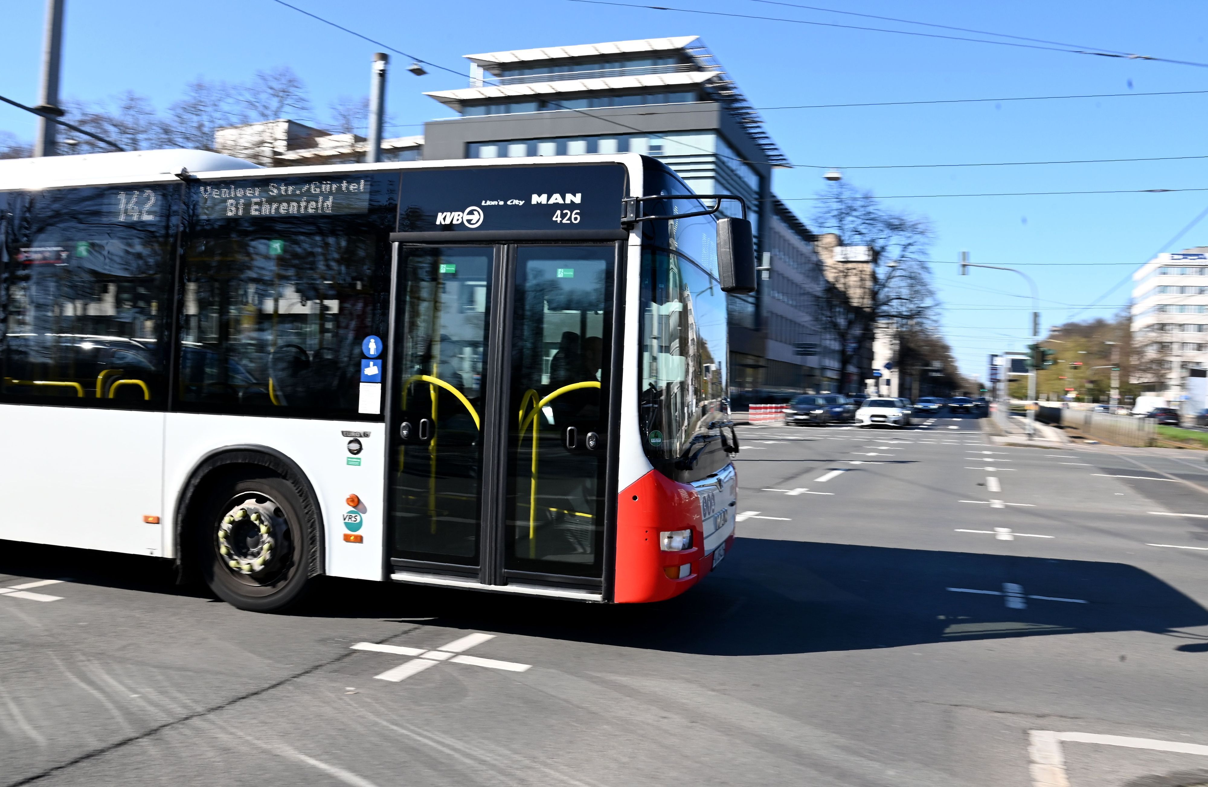 Ein Bus der KVB im Einsatz.