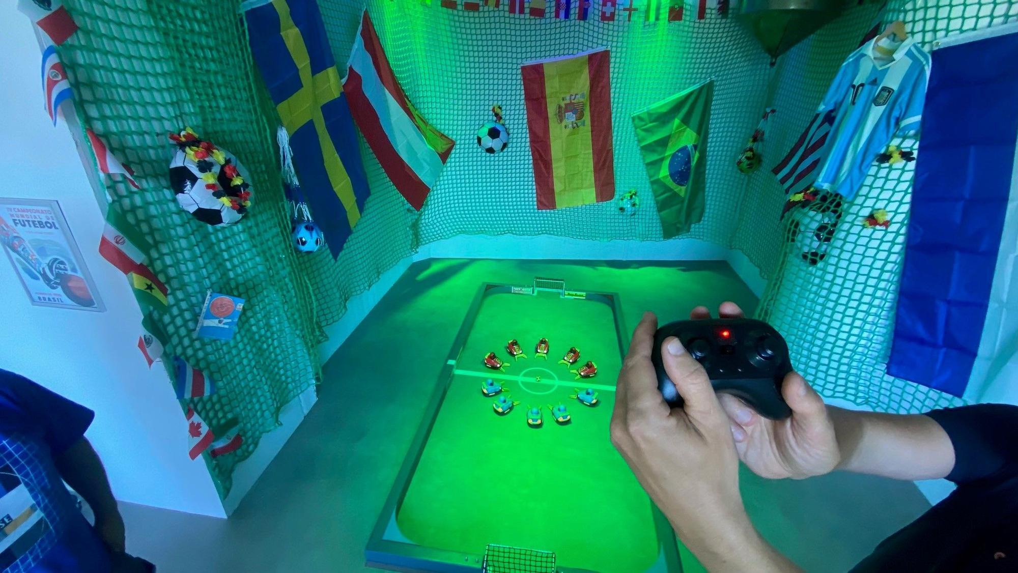 Zu sehen sind eine Fernbedienung und das Spielfeld.