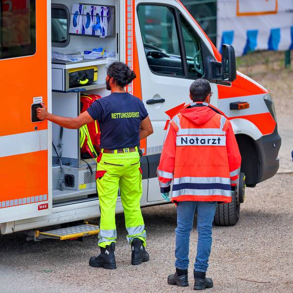 Ein Rettungswagen der Kölner Feuerwehr: Die Behörde meldet einen starken Anstieg der Einsätze wegen Hitze. (Archivbild)