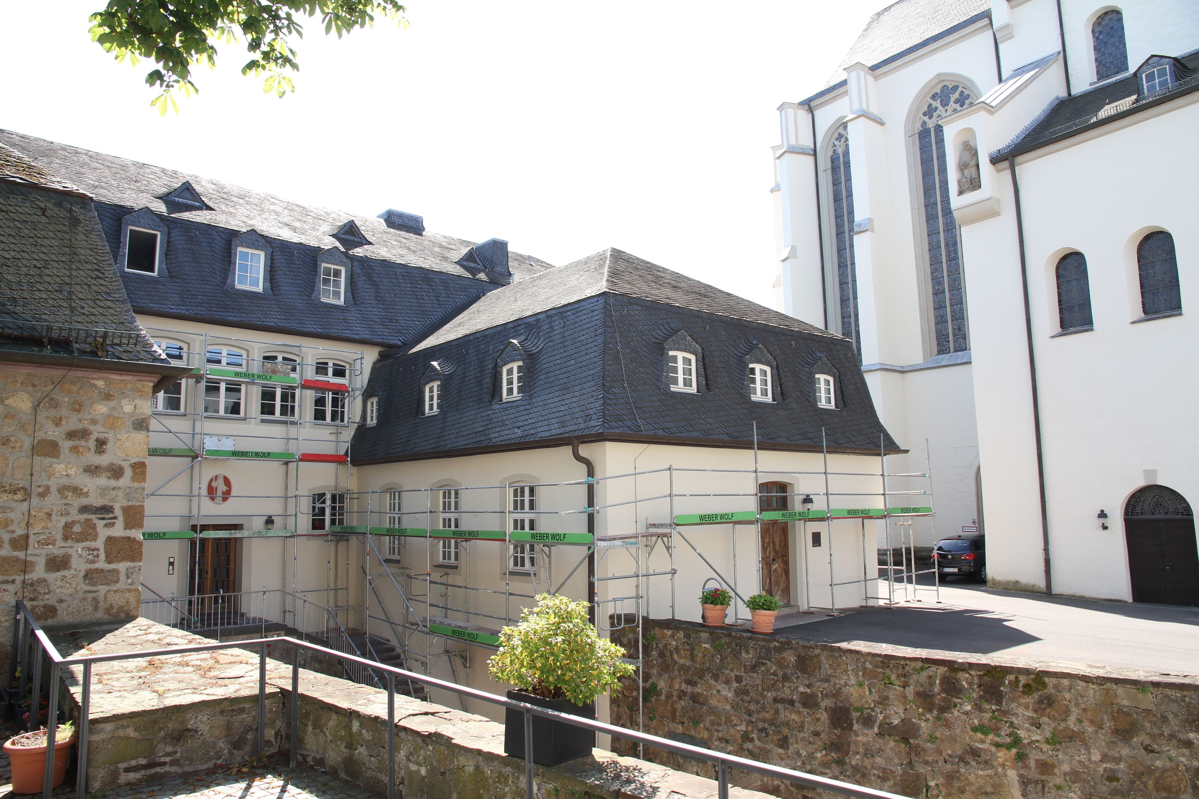 Haus Maurus mit dem Karmel der Unbeschuhten Karmeliten auf dem Michaelsberg bekommt einen neuen Anstrich
