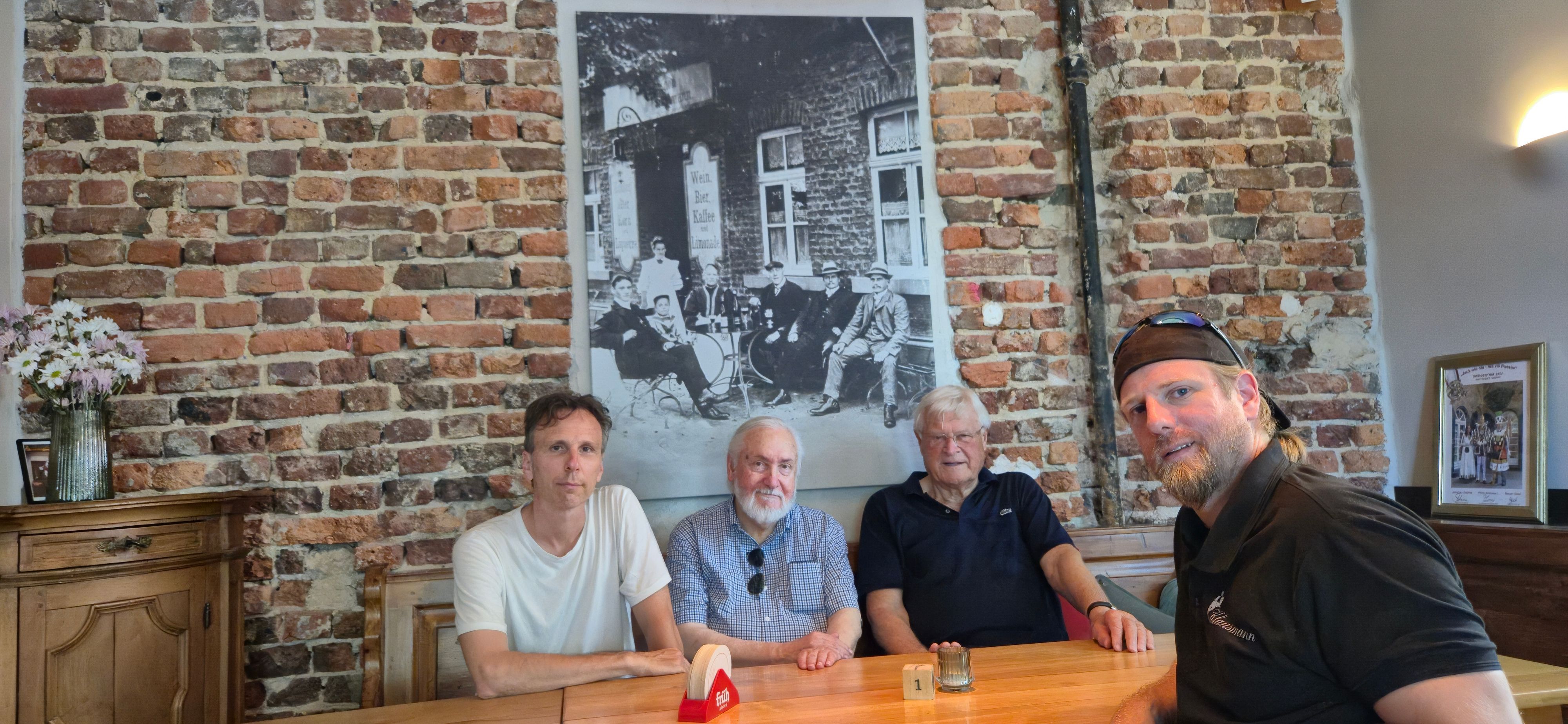 Hans-Peter Schiele, Archivar Peter Lückerath, dem Vorsitzenden Lothar Eschbach und Klausmann-Pächter Daniel Schmidt sitzen im Klausmann.