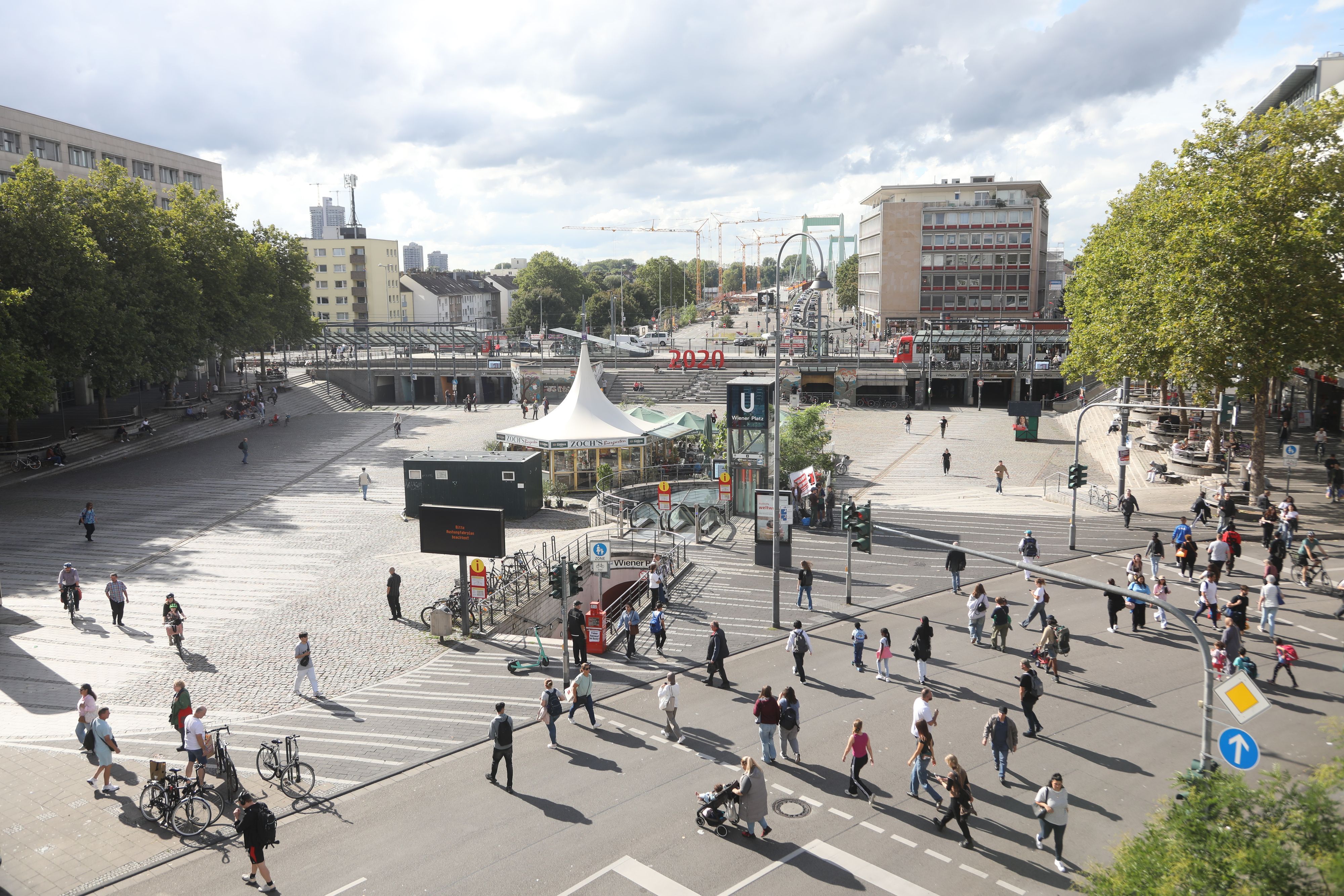 01.09.2025, Köln: Übersichtsaufnahme des Wiener Platz in Mülheim. Vieles, was Ende der 1980er-Jahre bei der Umgestaltung des Platzes geplant war, ist nicht realisiert worden. Foto: Arton Krasniqi