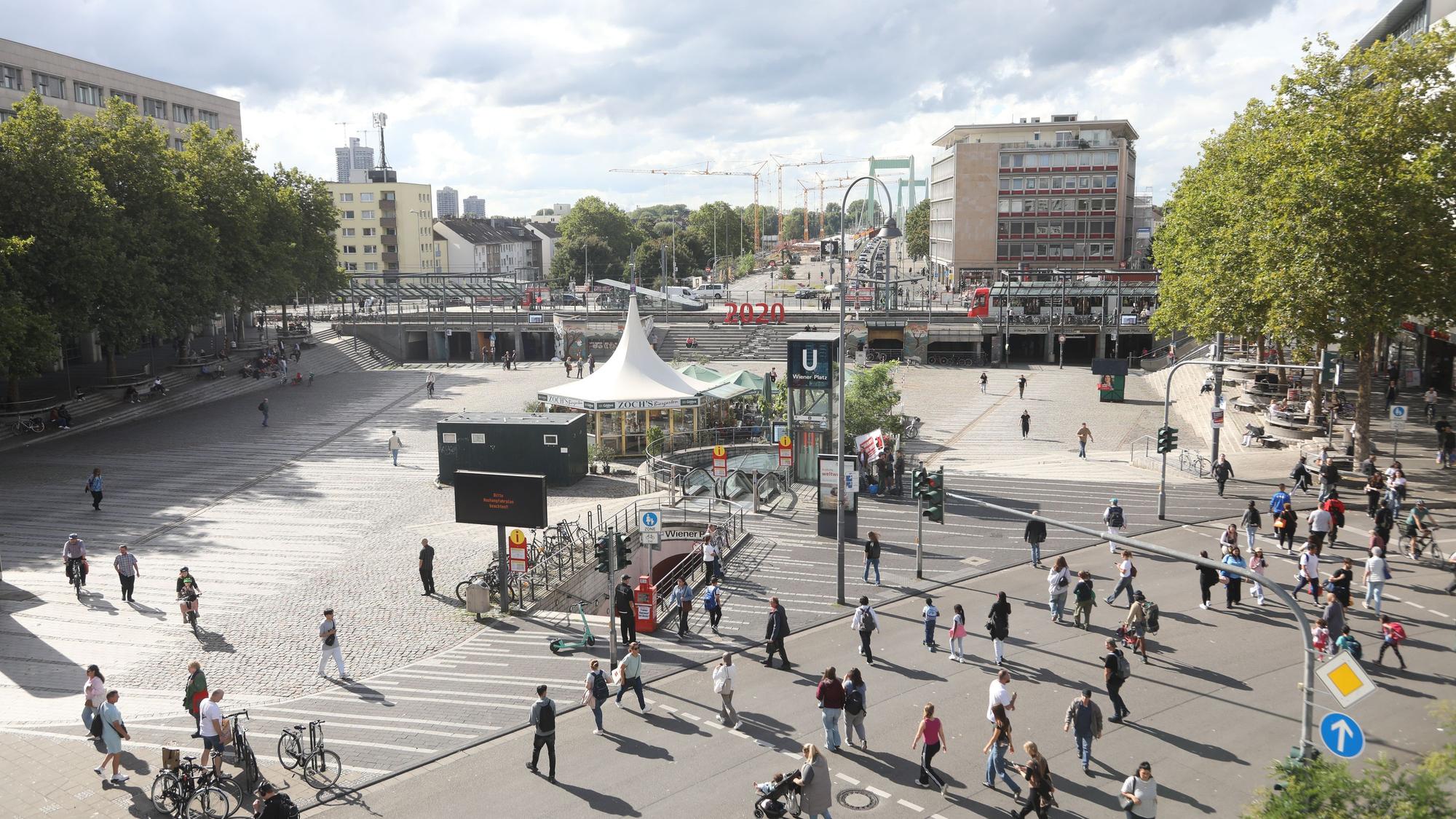 01.09.2025, Köln: Übersichtsaufnahme des Wiener Platz in Mülheim. Vieles, was Ende der 1980er-Jahre bei der Umgestaltung des Platzes geplant war, ist nicht realisiert worden. Foto: Arton Krasniqi