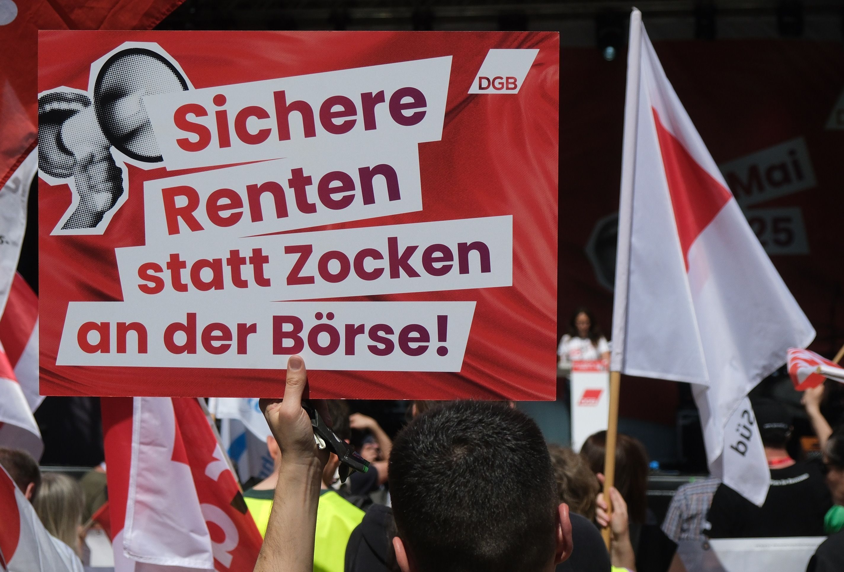 Ein Transparent wird bei einer Veranstaltung des Deutschen Gewerkschaftsbundes (DGB) in die Höhe gehalten (Archivbild).