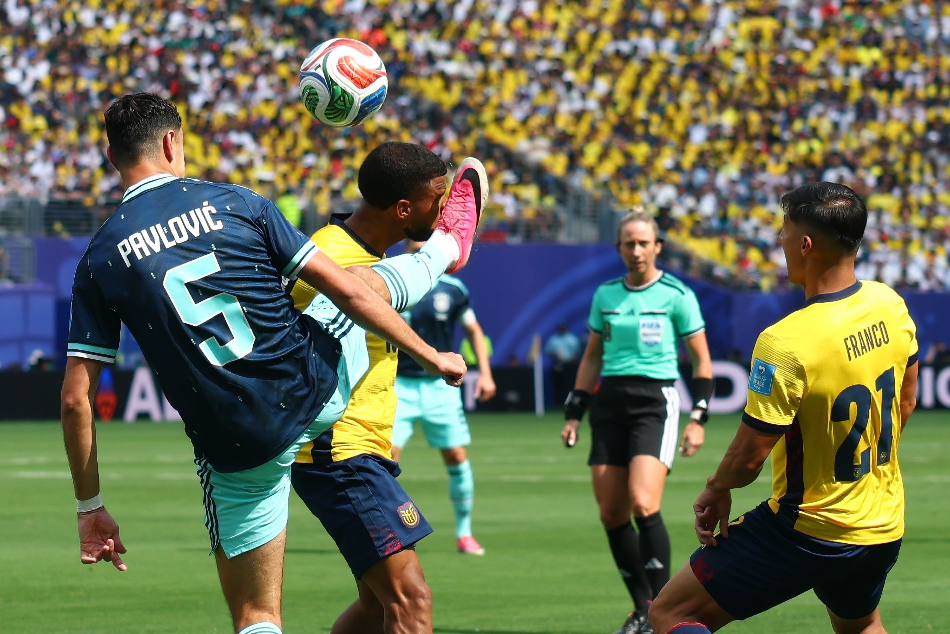 Aleksandar Pavlović (Deutschland, l.) und Pedro Vite (Ecuador) im Kampf um den Ball.