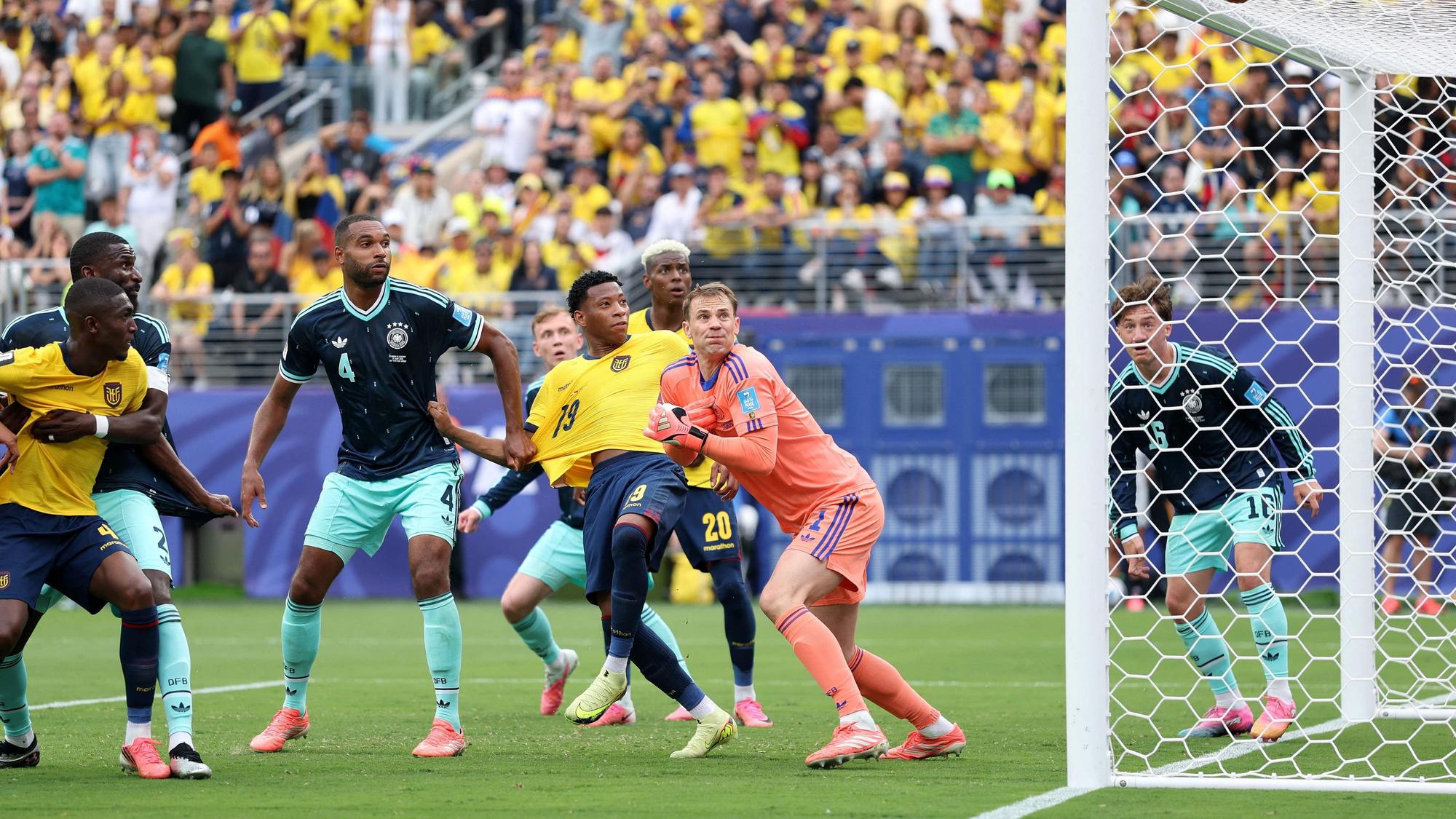 Manuel Neuer guckt beim 1:2 dem Ball hinterher.