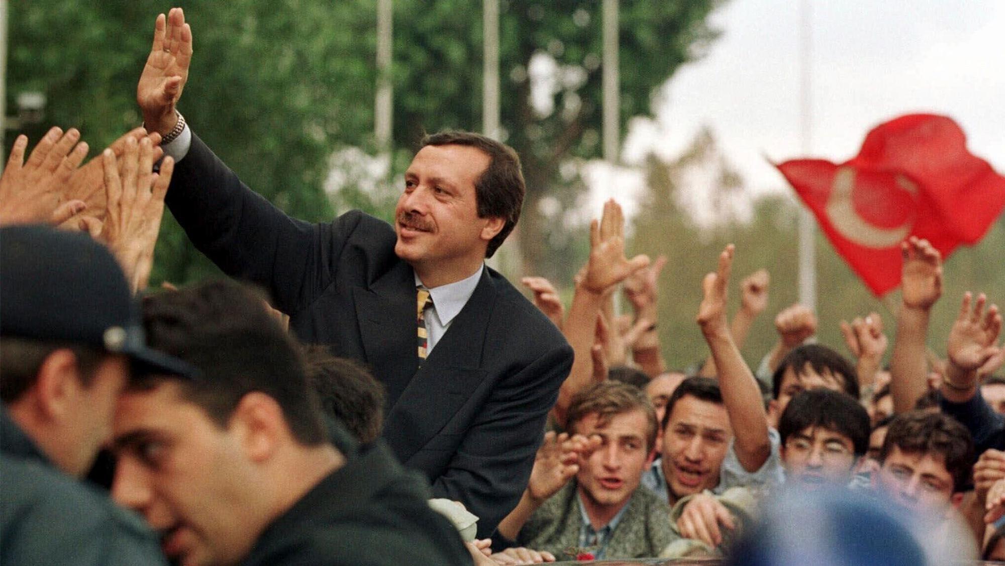 Erdoğan winkt einer jubelnden Masse