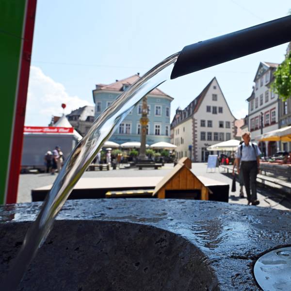 Das Bild zeigt einen öffentlichen Trinkbrunnen in Erfurt auf dem Marktplatz.