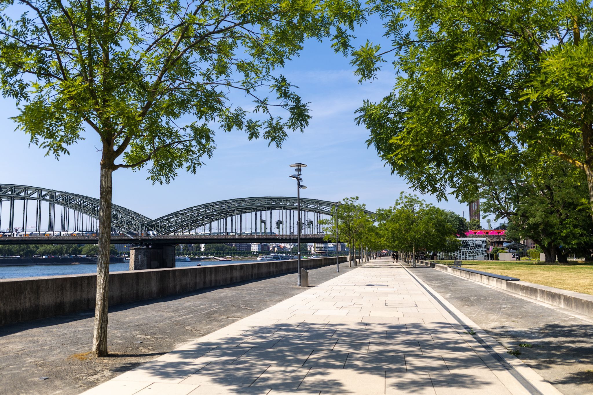 Blick auf den leeren Rheinboulevard