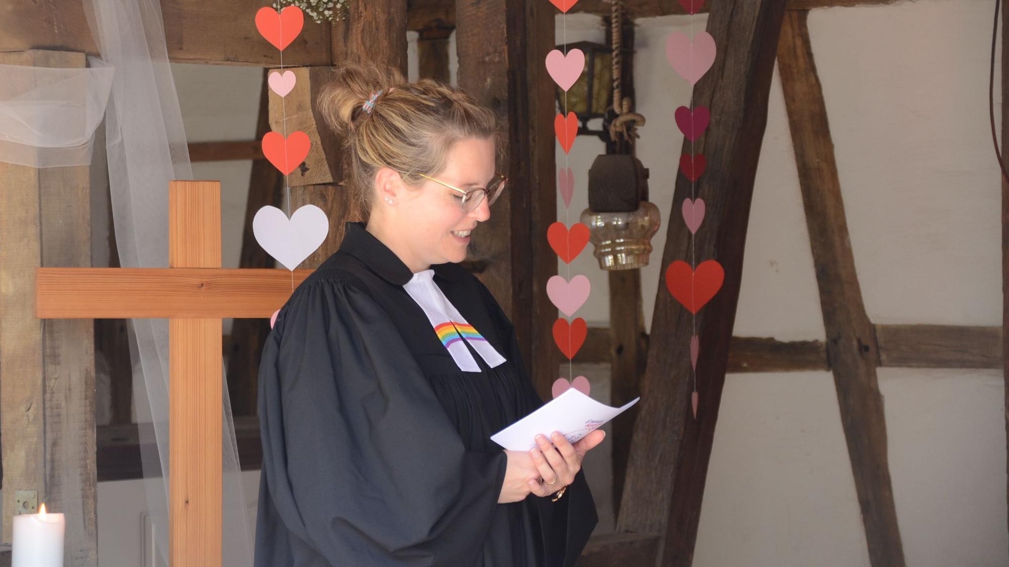 Eine evangelische Pfarrrerin zelebriert einen Gottesdienst.