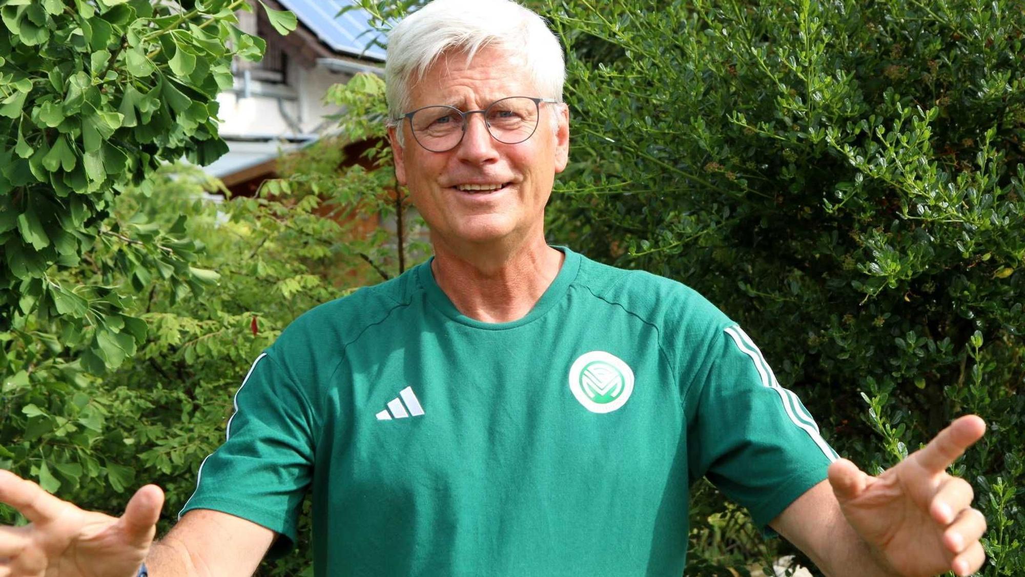 Das Bild zeigt Uwe Stark, wie er eine Geste in die Kamera macht.