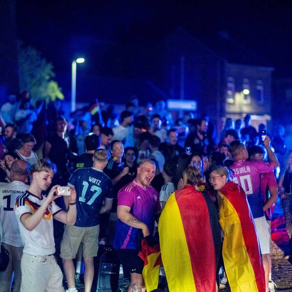 Das Bild zeigt Feiernde am Kreisel in Euskirchen.