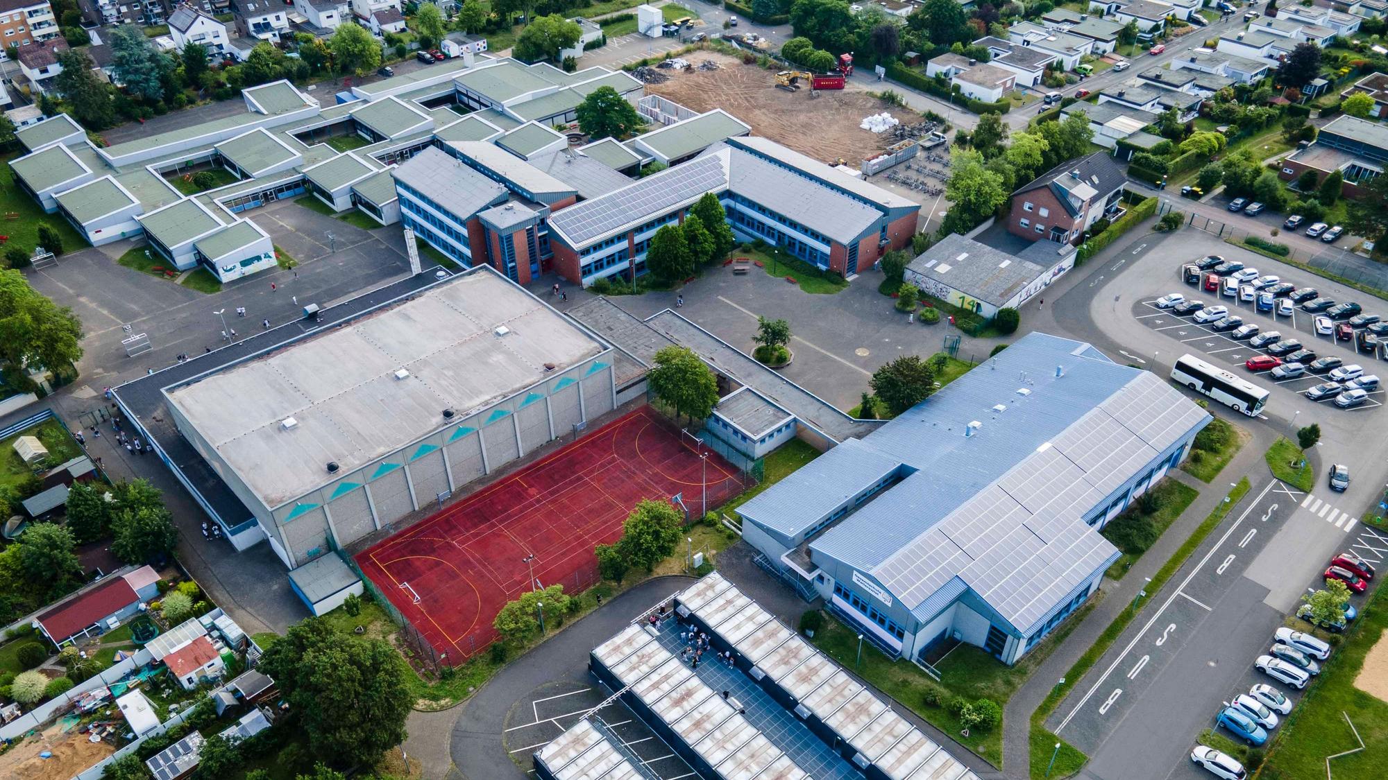 Das Bild zeigt die Gesamtschule Weilerswist mithilfe einer Drohne fotografiert.