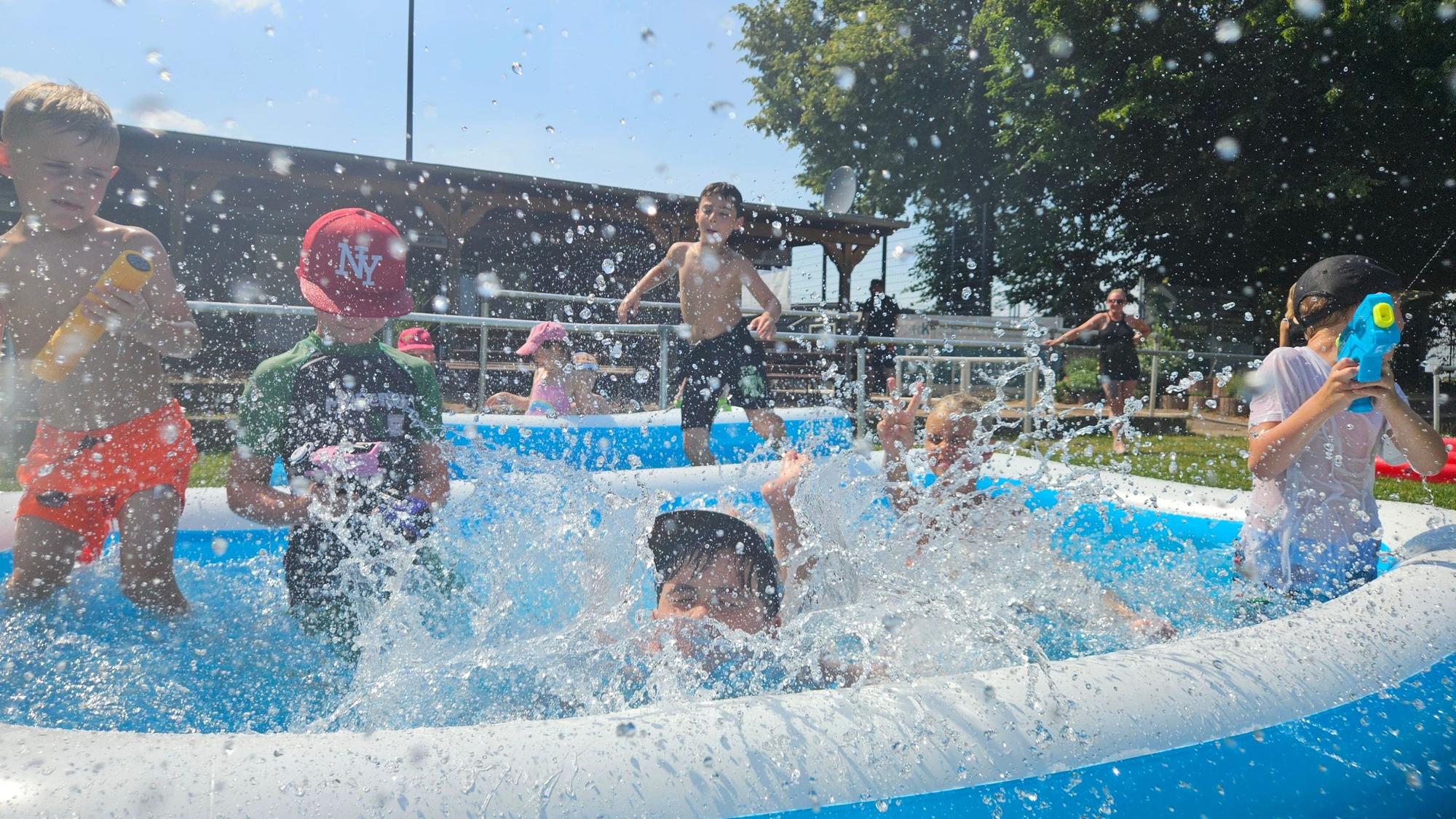 Kinder planschen in einem Pool,.