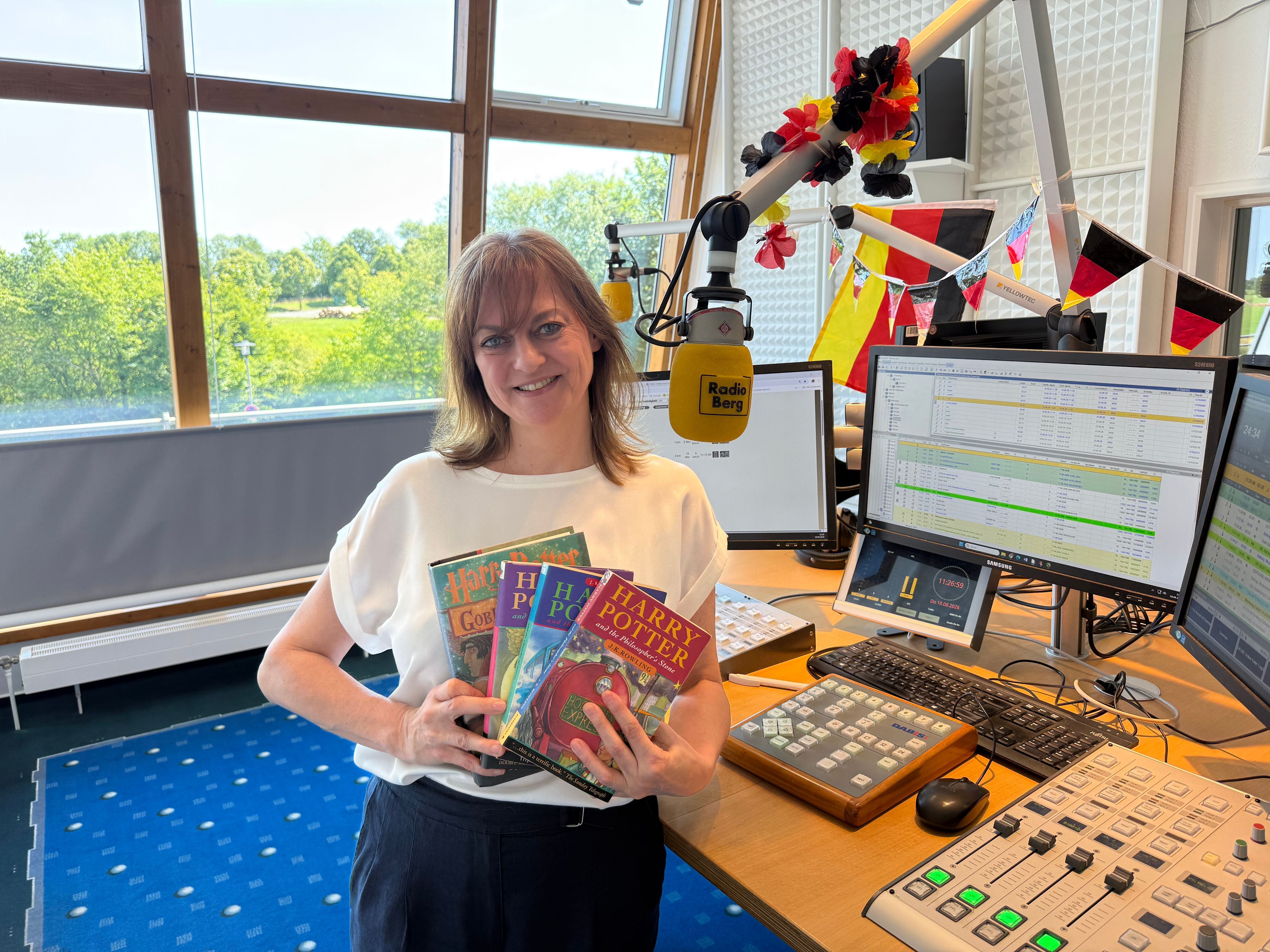 Alex Pesch mit ihren Potter-Büchern.