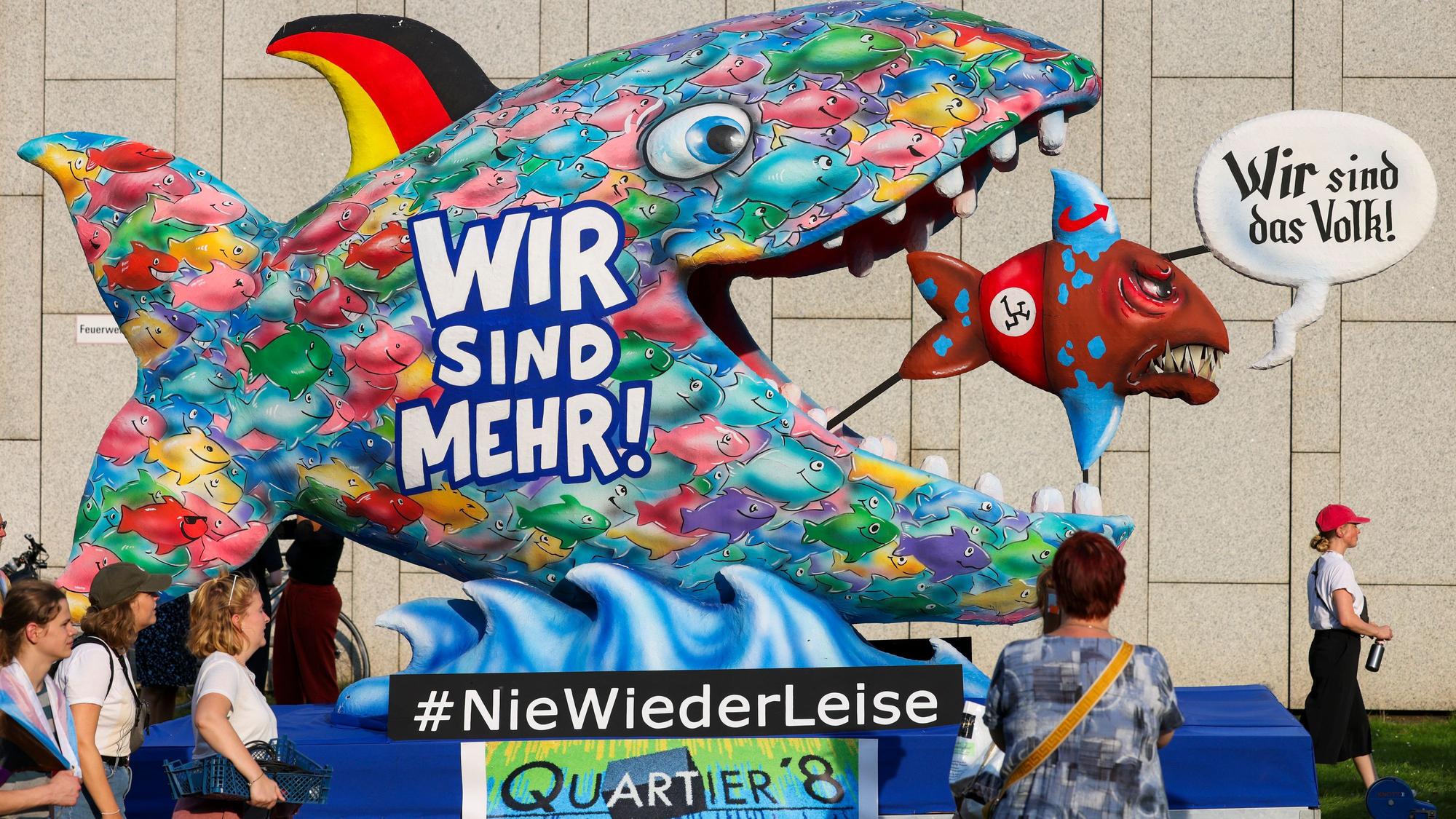 Demokratie ist auch im Karneval ein Thema: der Demokratiefisch des Wagenbauers Jacques Tilly fuhr im Düsseldorfer Rosenmonatszug mit.