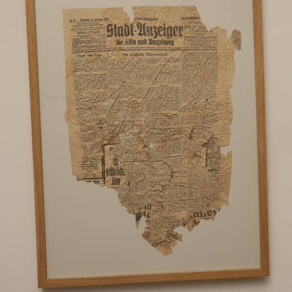 25.06.2026, Köln: Zu 150 Jahre Stadt-Anzeiger: Klettenberger findet Zeitung von 1925 in der Wand. Foto: Arton Krasniqi