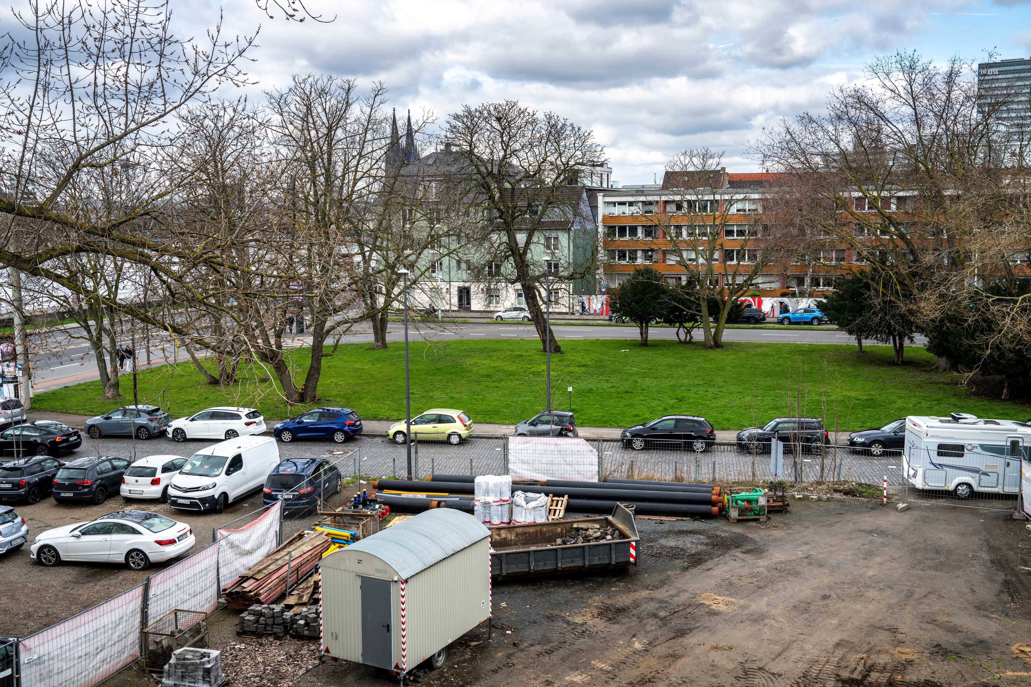 15.03.2026, Köln: Auf diesem Gelände an der Severinsbrücke soll ein Hotel- und Bürogebäude entstehen. Es liegt zwischen der Helenenwallstraße und der Siegburger Straße nördlich der Brücke. Foto: Uwe Weiser