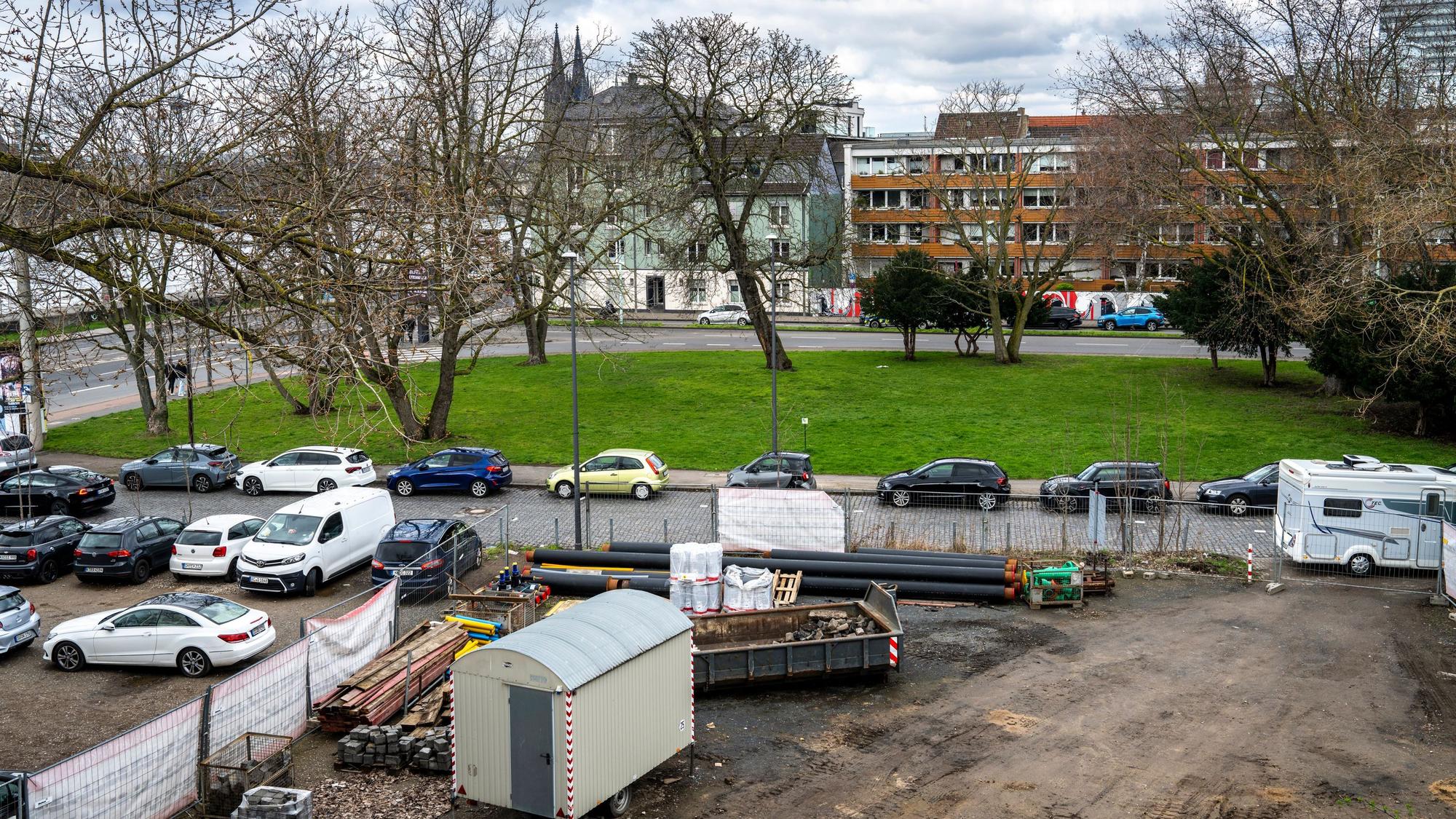 15.03.2026, Köln: Auf diesem Gelände an der Severinsbrücke soll ein Hotel- und Bürogebäude entstehen. Es liegt zwischen der Helenenwallstraße und der Siegburger Straße nördlich der Brücke. Foto: Uwe Weiser