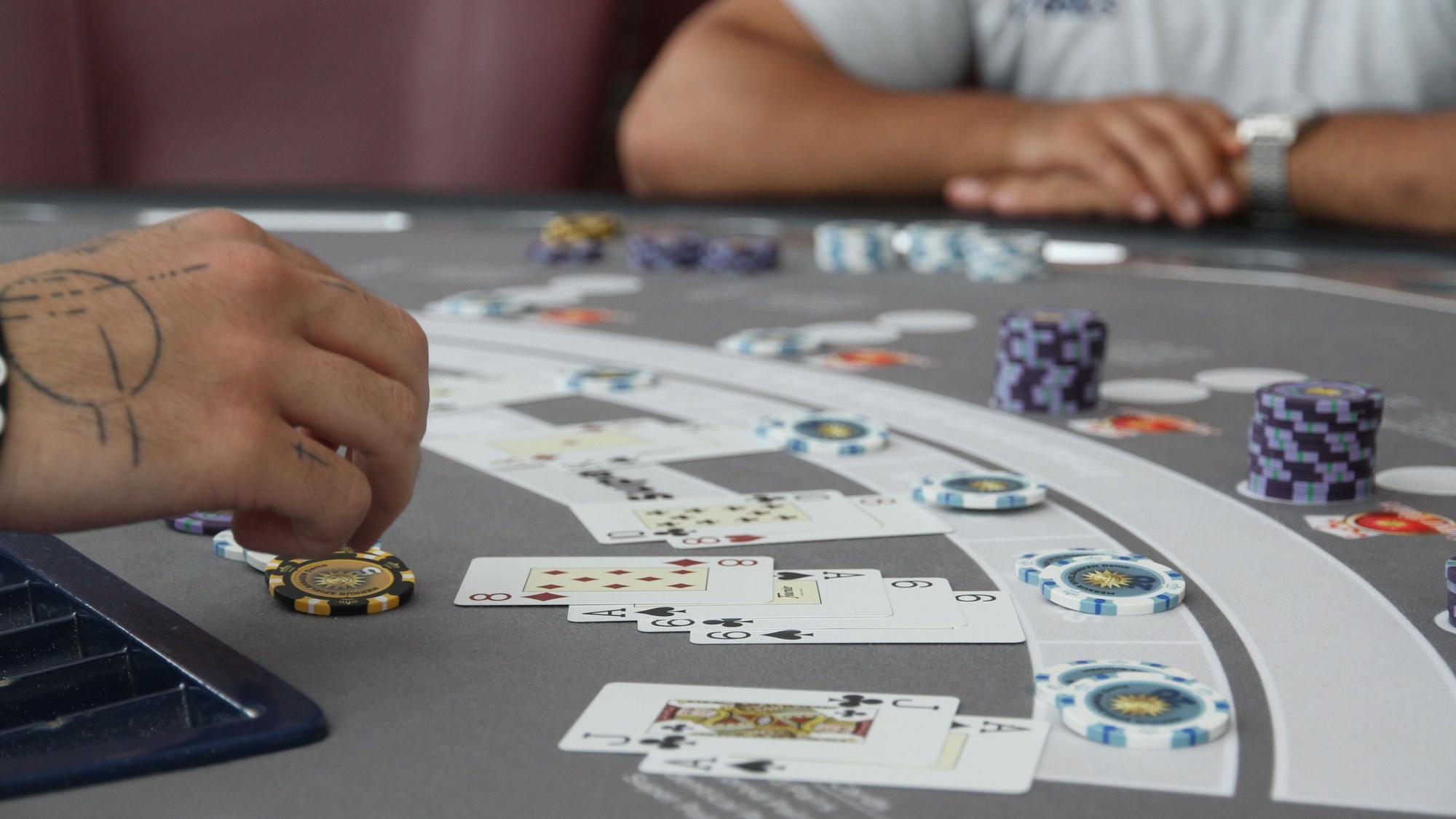 Merkur bildet künftige Mitarbeitende für die neue Spielbank in einem Ausbildungszentrum am Turm aus, Black Jack