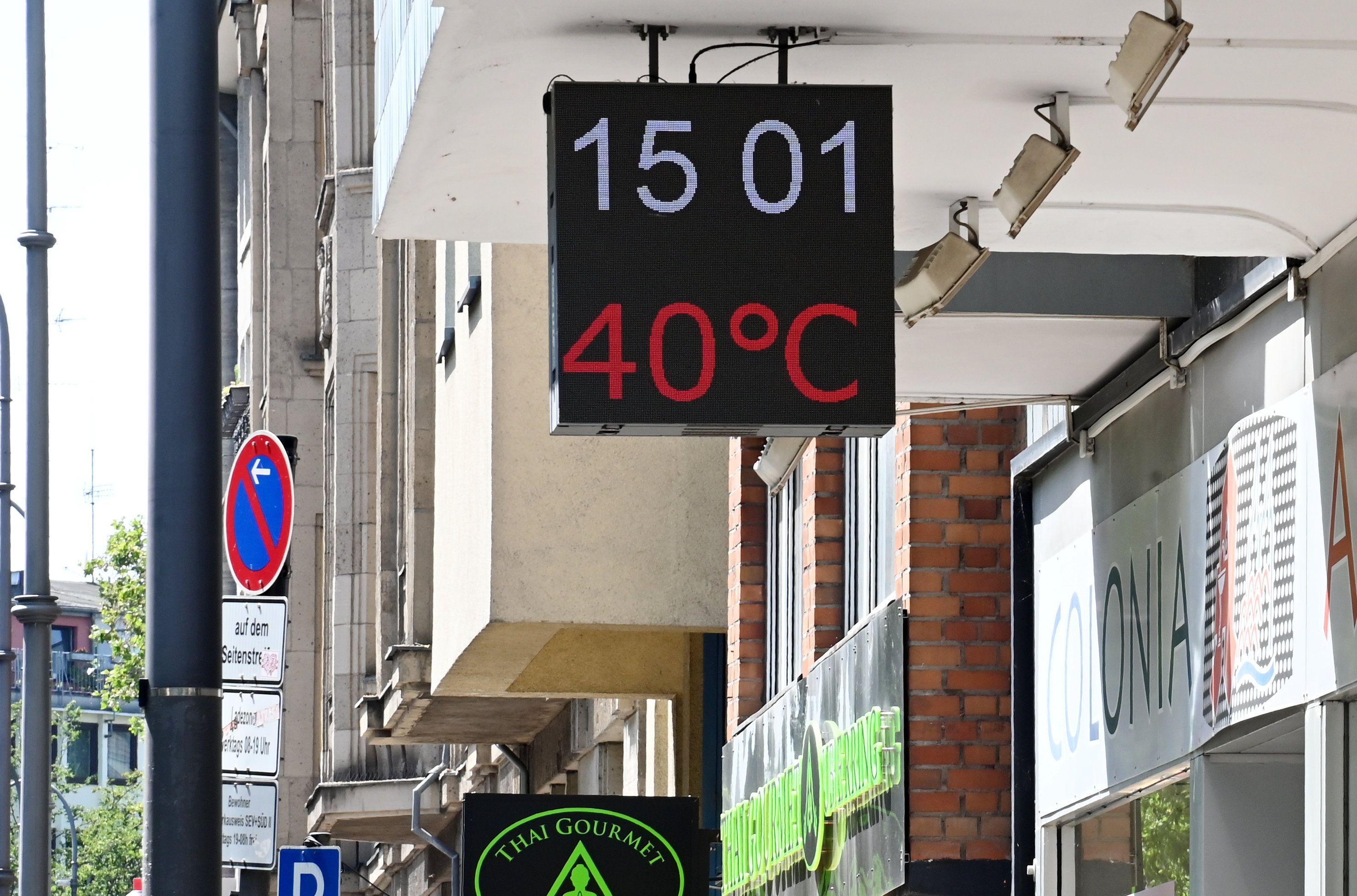 Das Thermometer der Colonia-Apotheke auf dem Ubierring in Köln zeigt 40 Grad an.