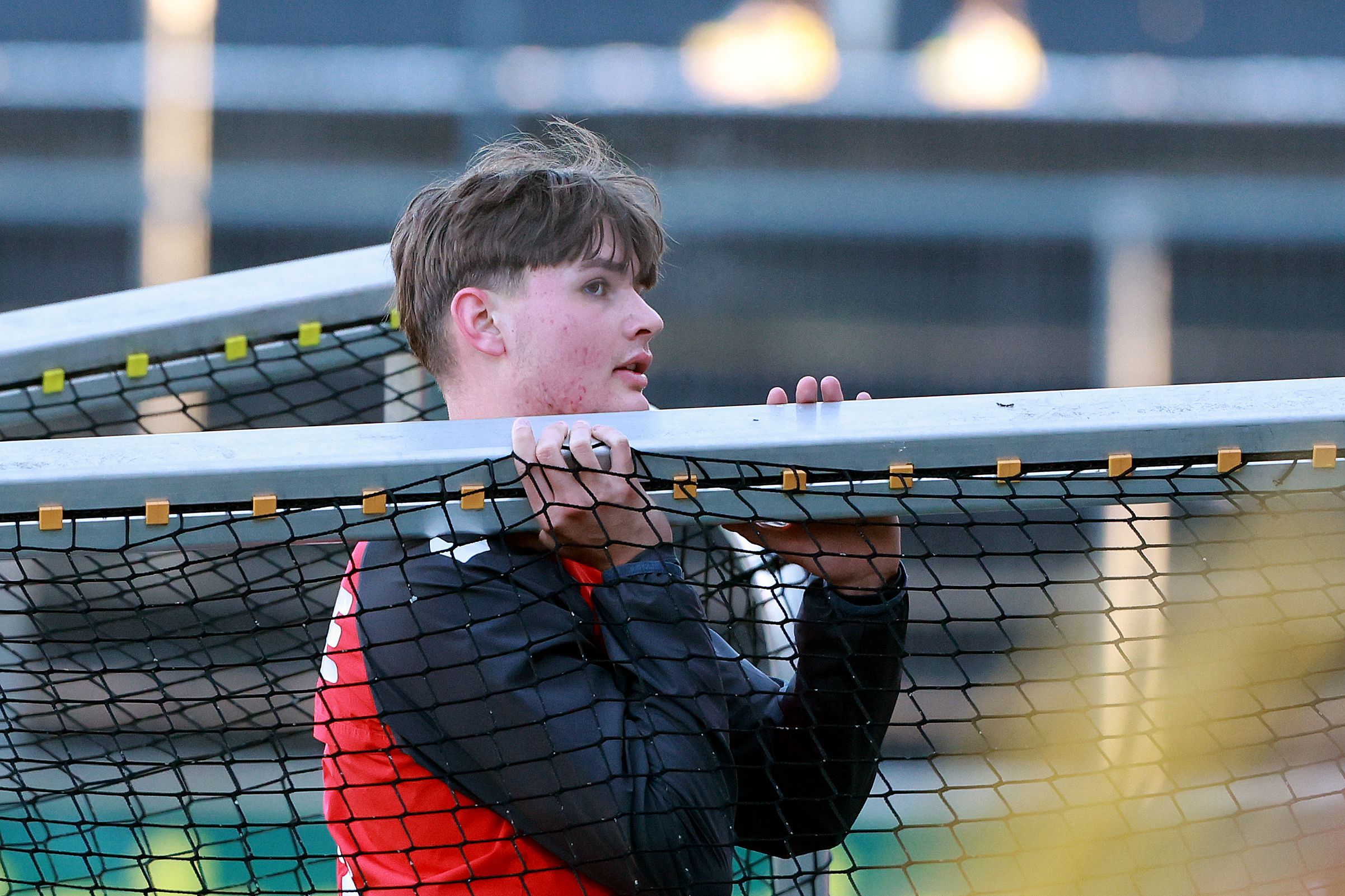 Lukas Potocnik trägt beim Training ein Tor.