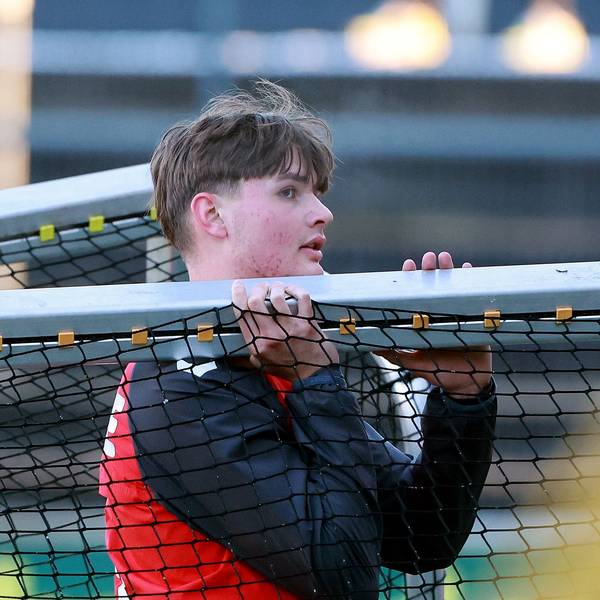 Lukas Potocnik trägt beim Training ein Tor.