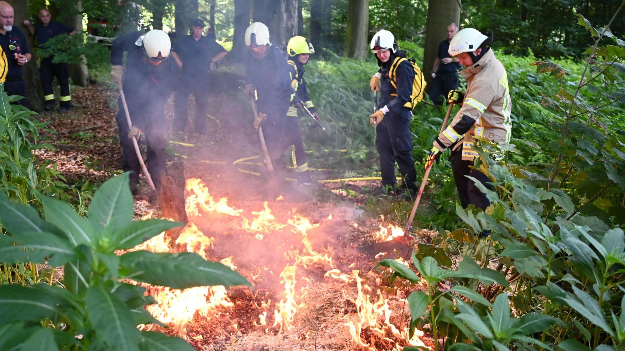 Feuerwehrleute trainieren den Kampf gegen Wald- und Flächenbrände, hier am Wochenende in Leichlingen.