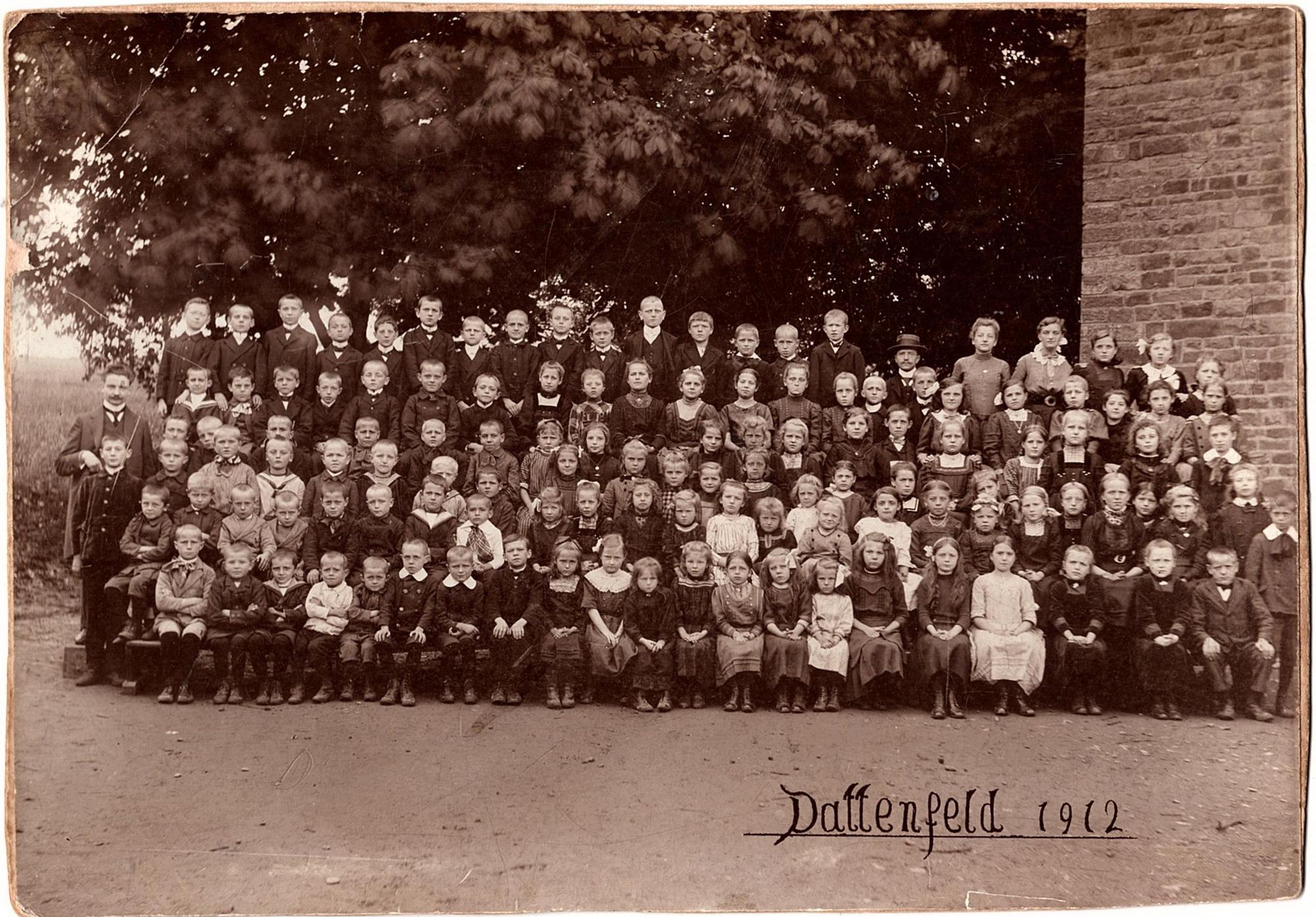 Drei ehemalige Volksschulen gibt es Windeck-Dattenfeld. Volksschule Dattenfeld 1912. Zu der Zeit waren Franz Lückeroth als Hauptlehrer, Hugo Recht als Schulamtsbewerber und Else Pohlmann als Lehrerin an der Schule.