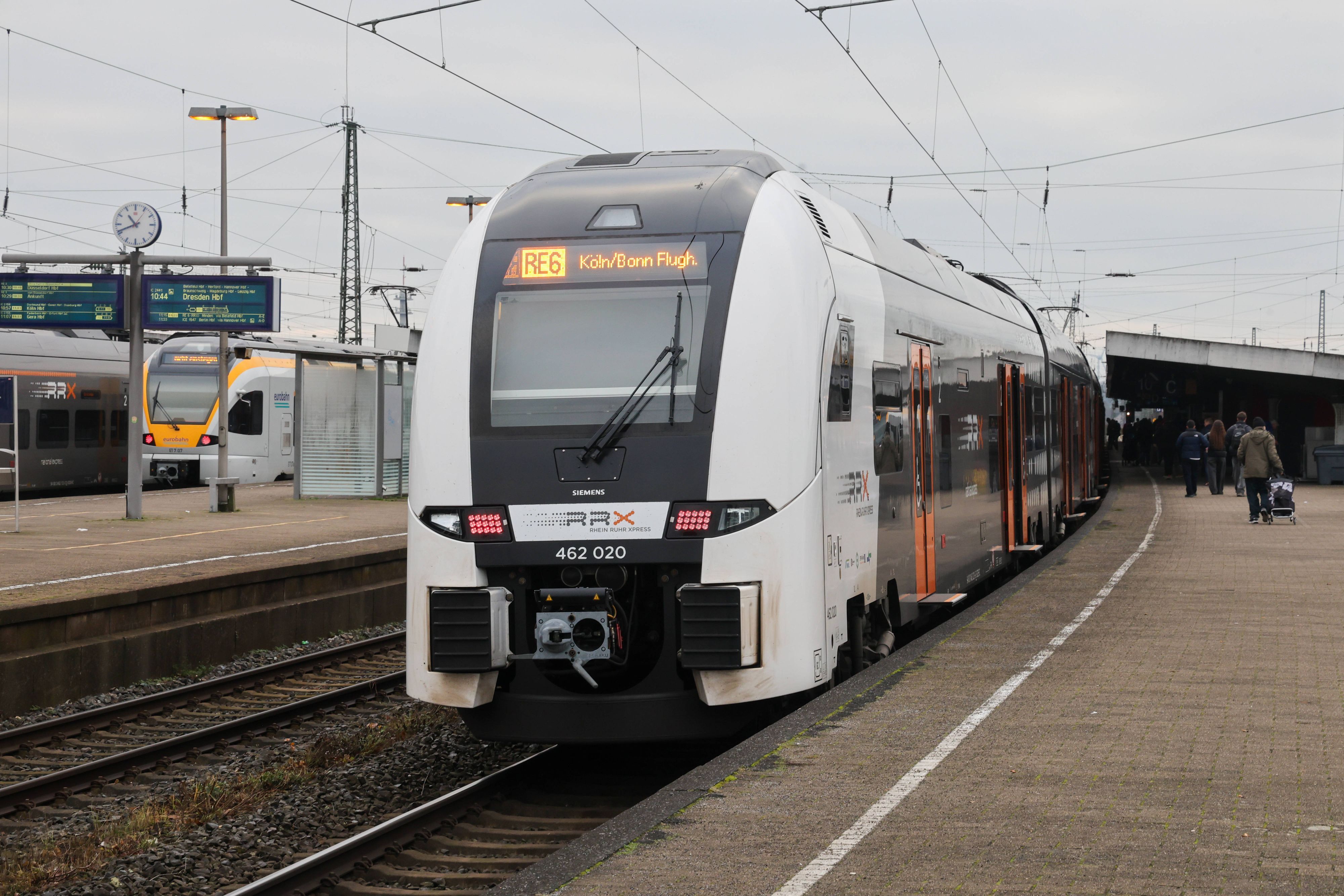 Ein Zug der Linie RE6 am Bahnhof in Hamm.