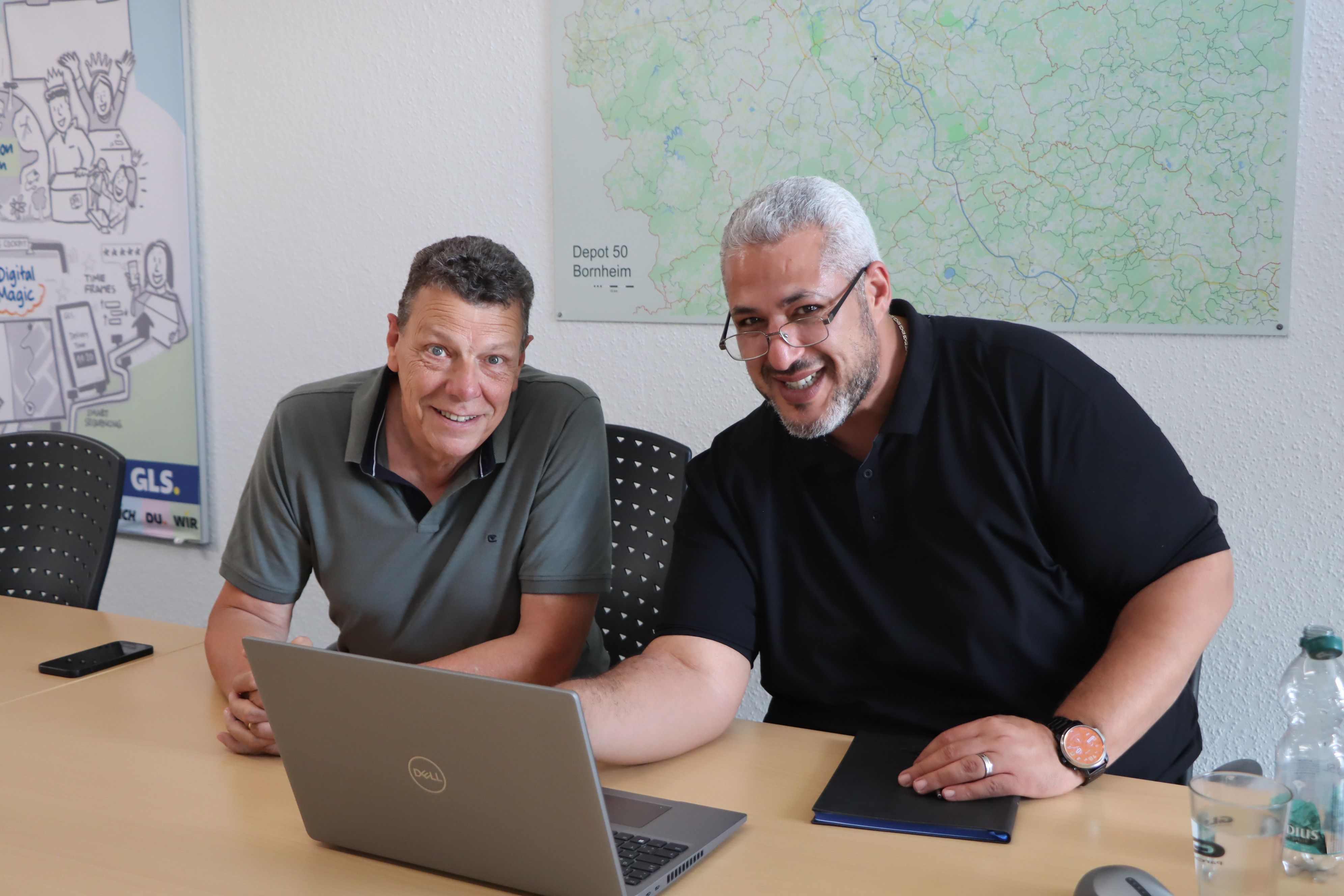 Depotleiter Henrik Gundlach (l.) und sein Stellvertreter Oualid Hamza bei der täglichen Planung.