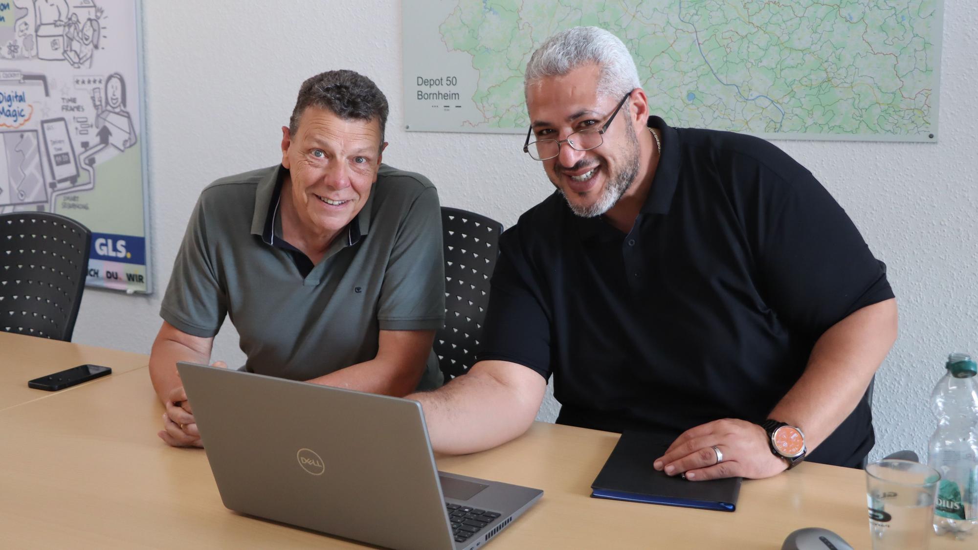 Depotleiter Henrik Gundlach (l.) und sein Stellvertreter Oualid Hamza bei der täglichen Planung.