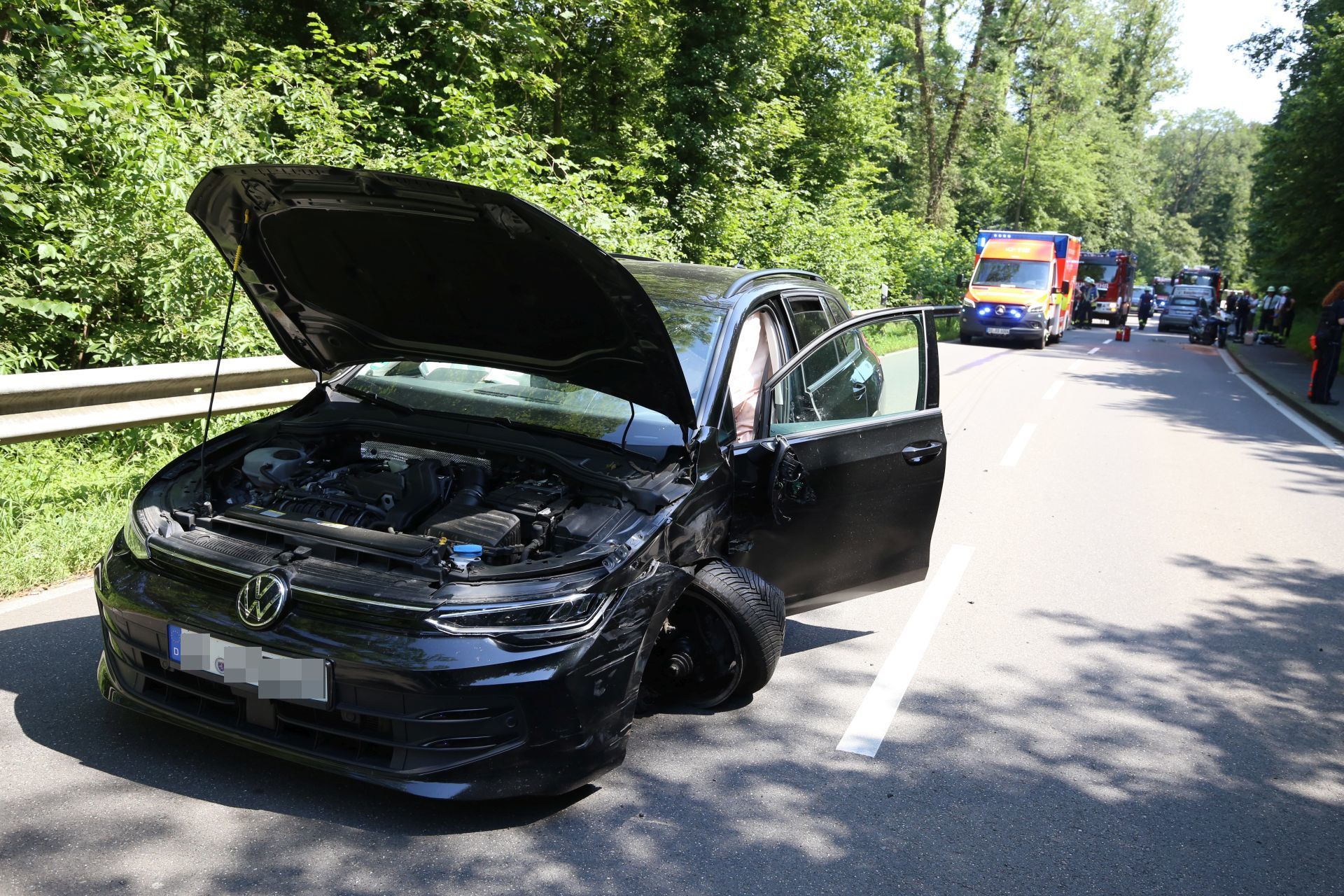 Ein Auto mit Schäden, ein Vorderrad ist abgerissen.