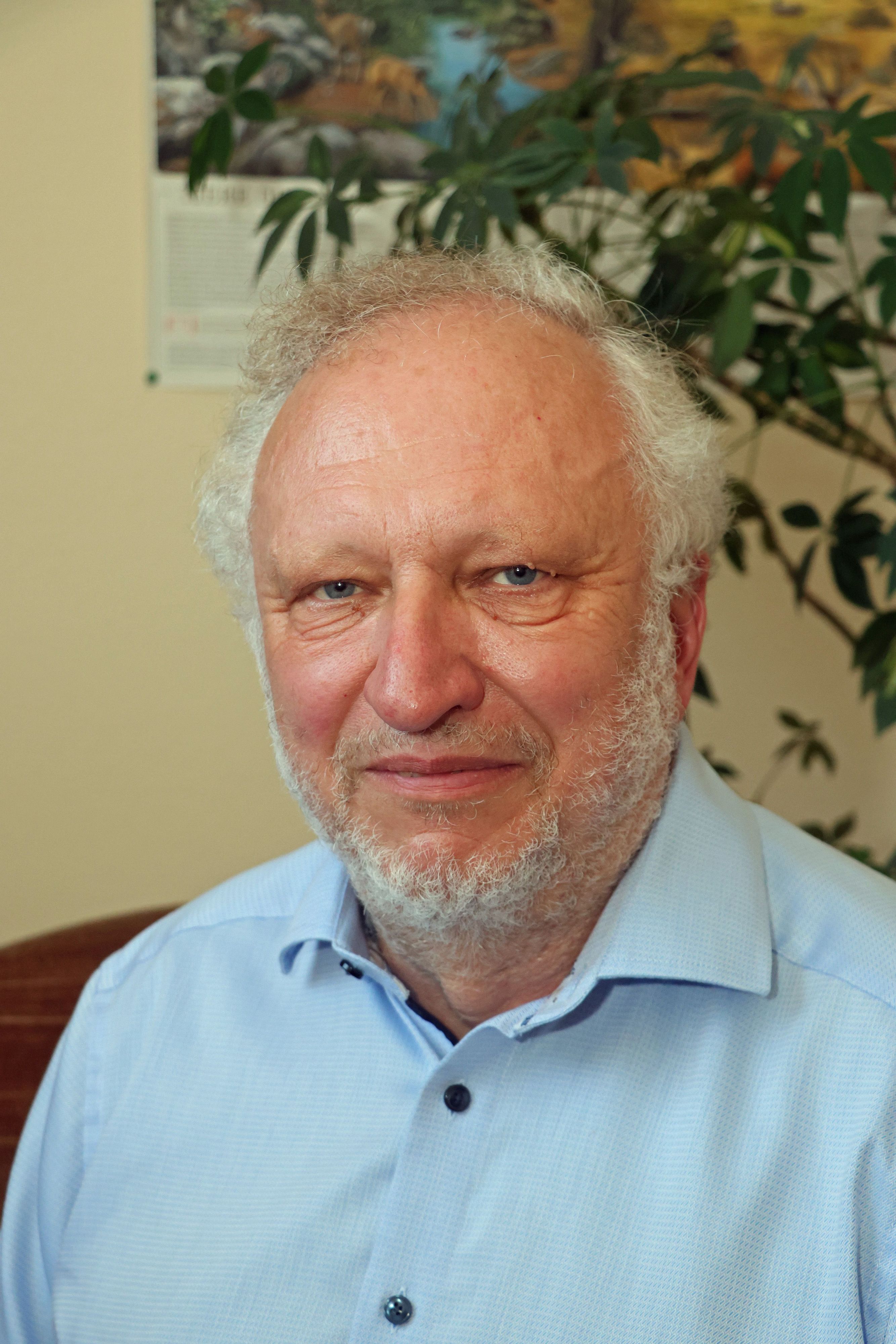 Auf dem Bild ist das Portrait des Leitenden Pfarrers Christof Dürig zu sehen.