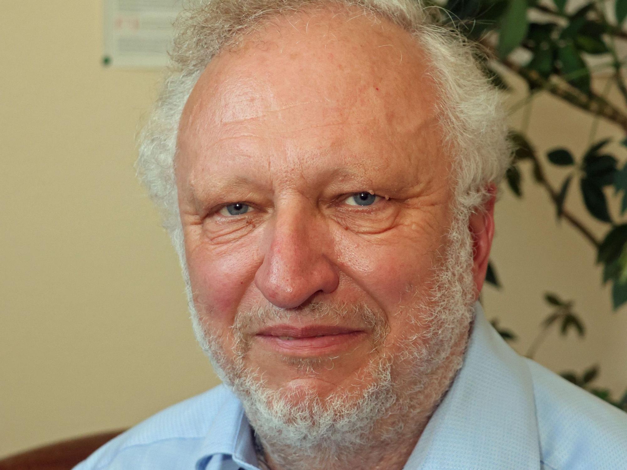 Auf dem Bild ist das Portrait des Leitenden Pfarrers Christof Dürig zu sehen.