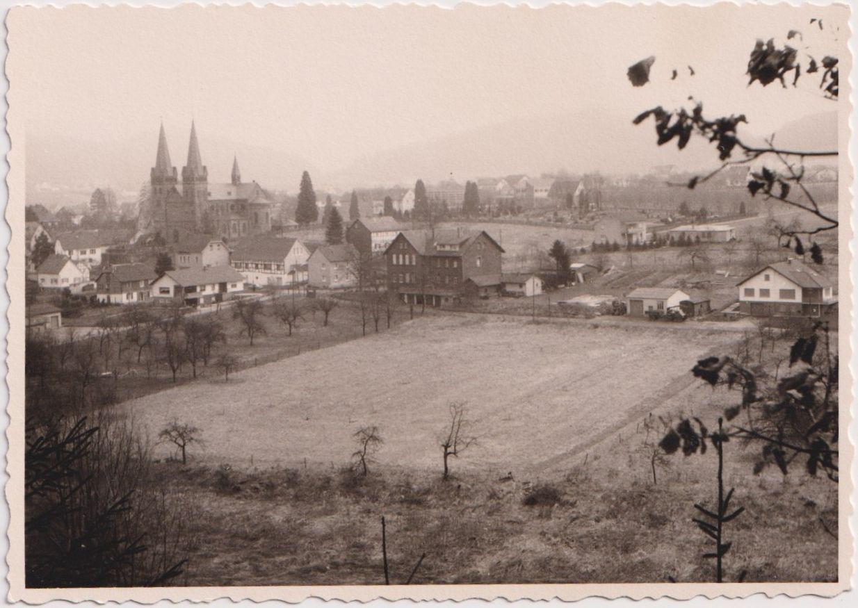 Drei ehemalige Volksschulen gibt es Windeck-Dattenfeld. das lang gezogene Fachwerkhaus links ist Schule Nr. 2, der große Backsteinbau in der Mitte Schule Nr. 3, unterhalb vom Siegtaldom war Schule Nr. 1. Die heutige Schule Nr. 4 liegt hinter dem Siegtaldom.