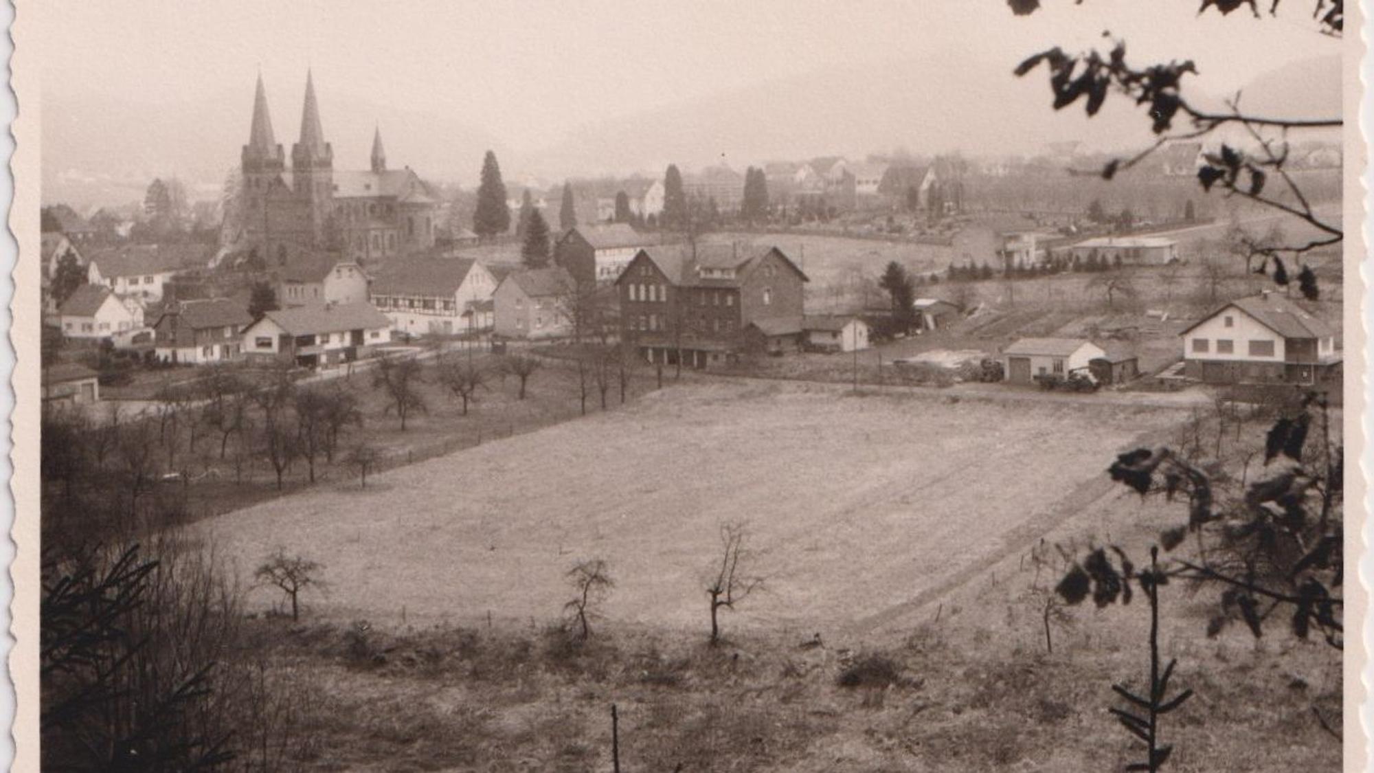 Drei ehemalige Volksschulen gibt es Windeck-Dattenfeld. das lang gezogene Fachwerkhaus links ist Schule Nr. 2, der große Backsteinbau in der Mitte Schule Nr. 3, unterhalb vom Siegtaldom war Schule Nr. 1. Die heutige Schule Nr. 4 liegt hinter dem Siegtaldom.