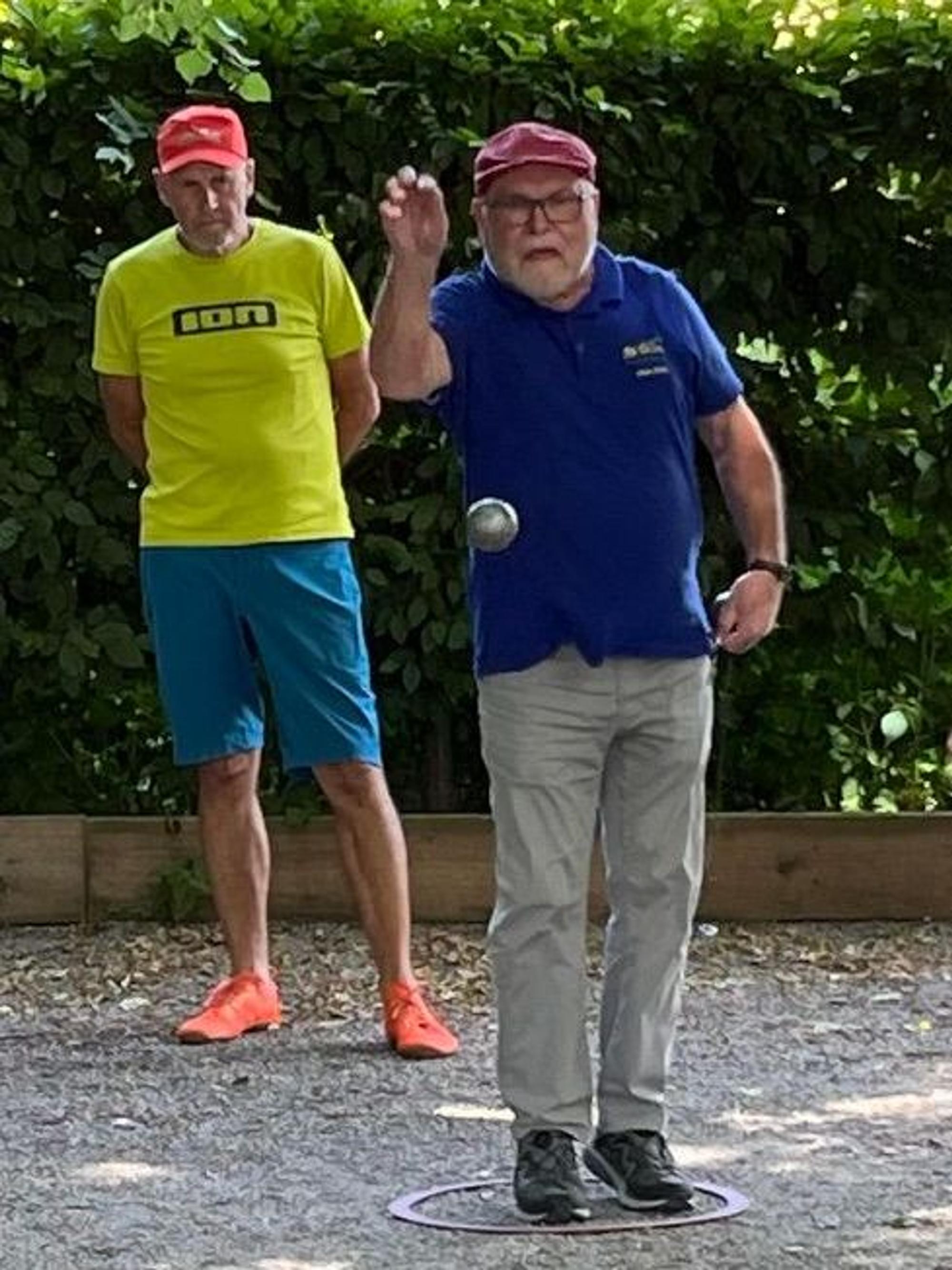 Das Foto zeigt Hans Peter Breuer beim Wurf einer Metallkugel.