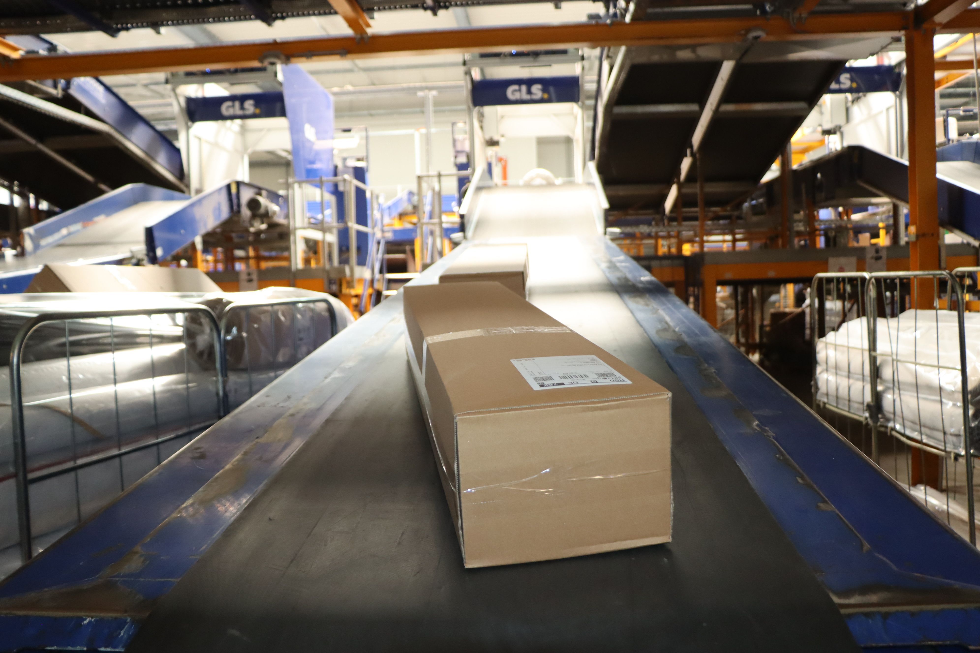Kleine und große Pakete – bis zu 100.000 Pakete werden täglich im Depot Bornheim umgeschlagen.