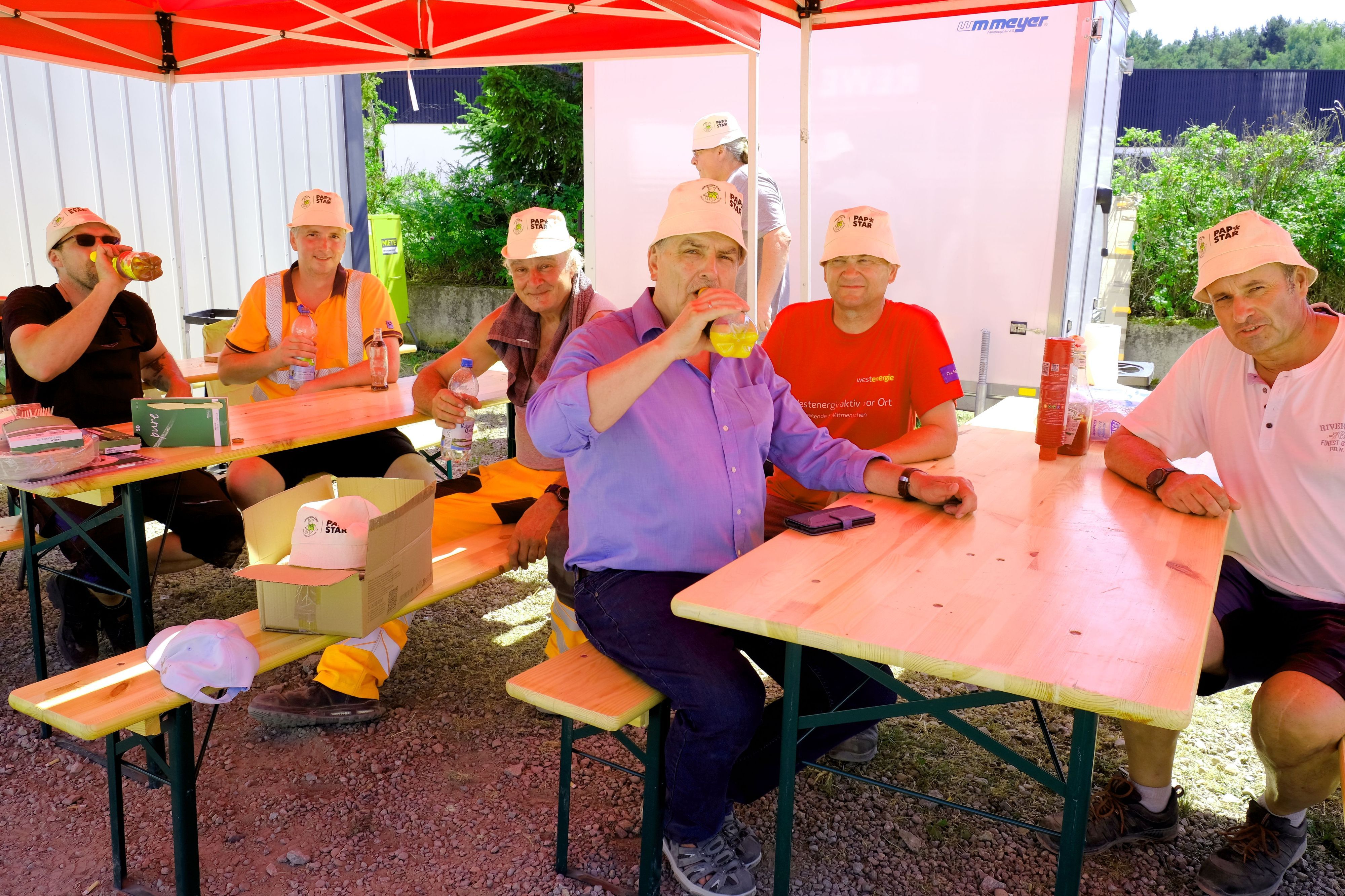 Das Bild zeigt die Mitglieder der Hilfsgruppe und des Bauhofs bei einer kurzes Verschnaufpause.