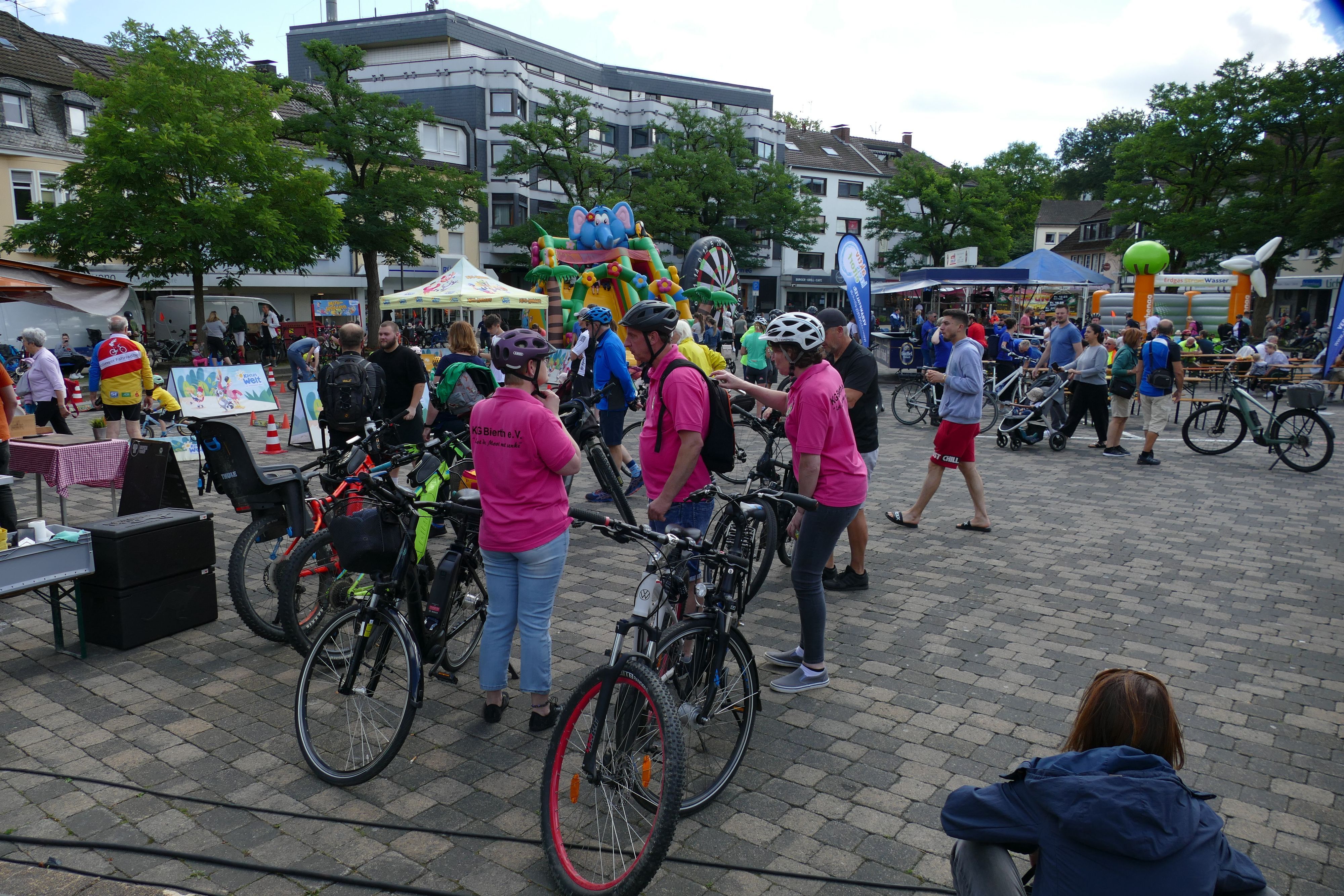 Kinder und Erwachsene mit ihren Fahrrädern auf dem Kinderfest am Eitorfer Marktplatz