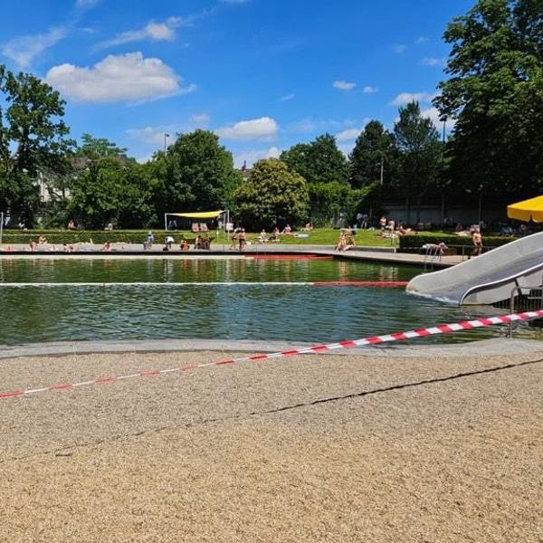 Der Kölner Lentpark muss sein Schwimmangebot wegen der Hitze einschränken. (Archivbild)