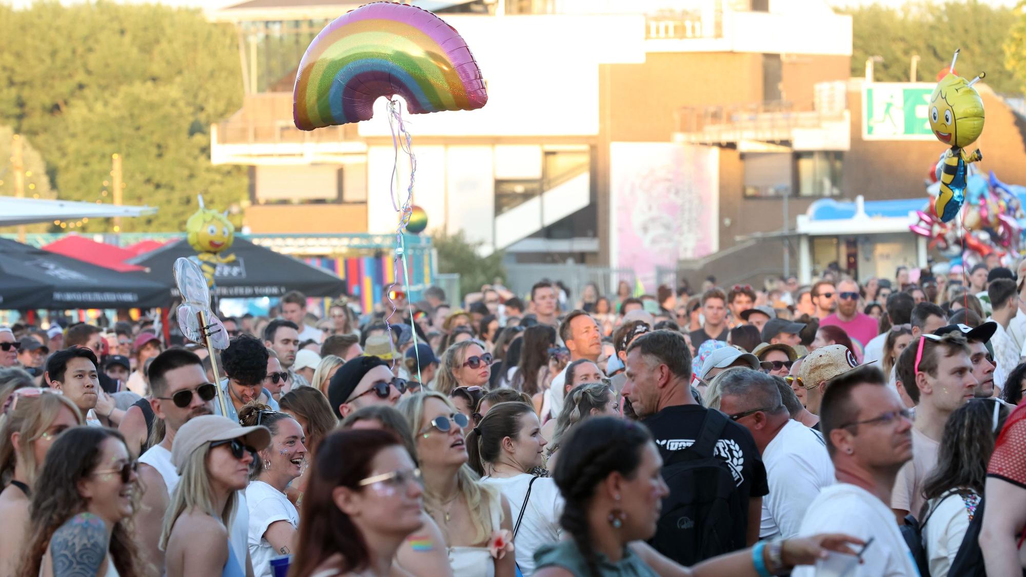 Gäste beim Rainbow-Festival am Fühlinger See (Foto von 2025)