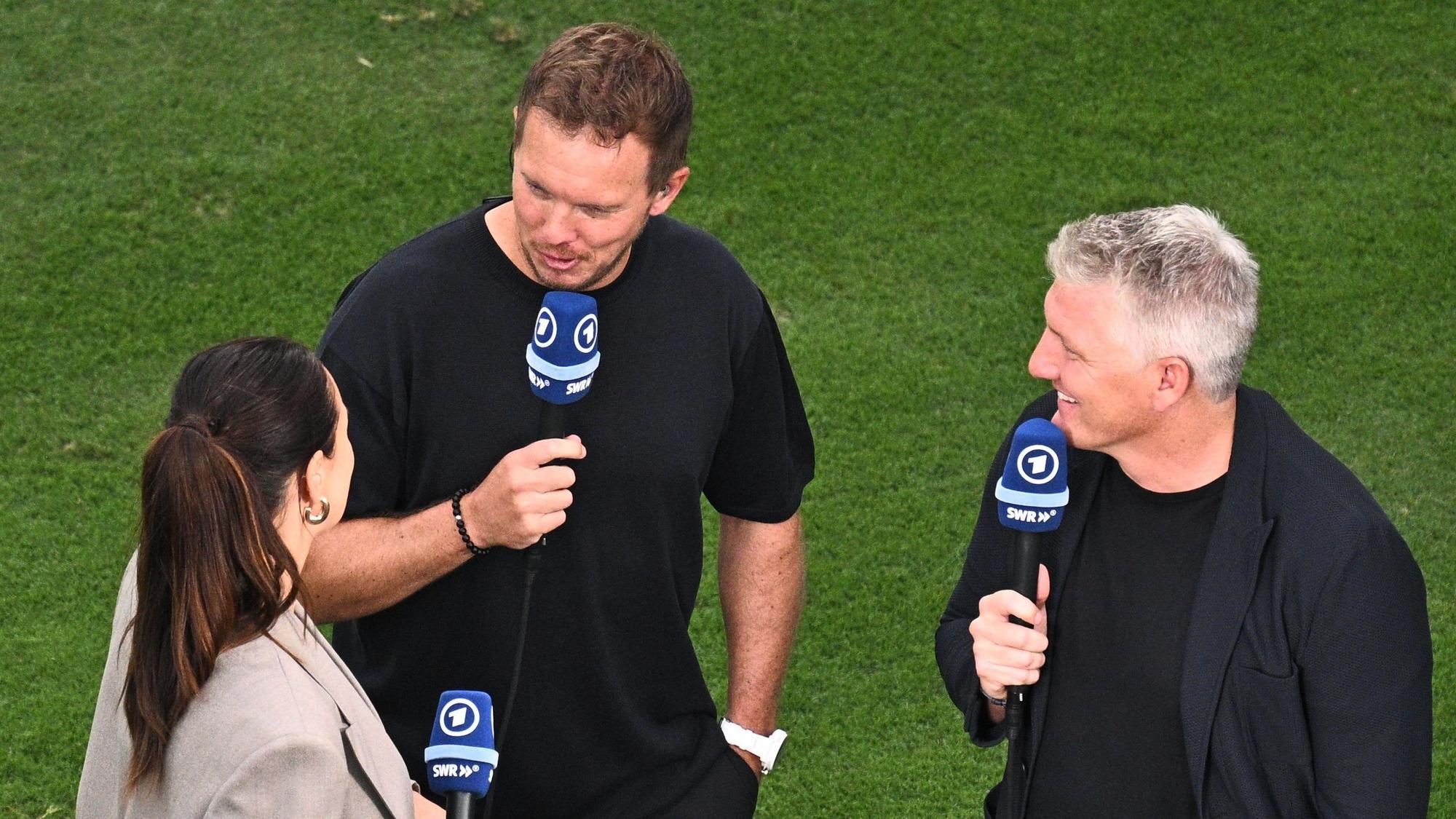 Bundestrainer Julian Nagelsmann (M.) spricht im Interview mit ARD-Moderatorin Esther Sedlaczek (l.) und TV-Experte Bastian Schweinsteiger. (Archivbild)